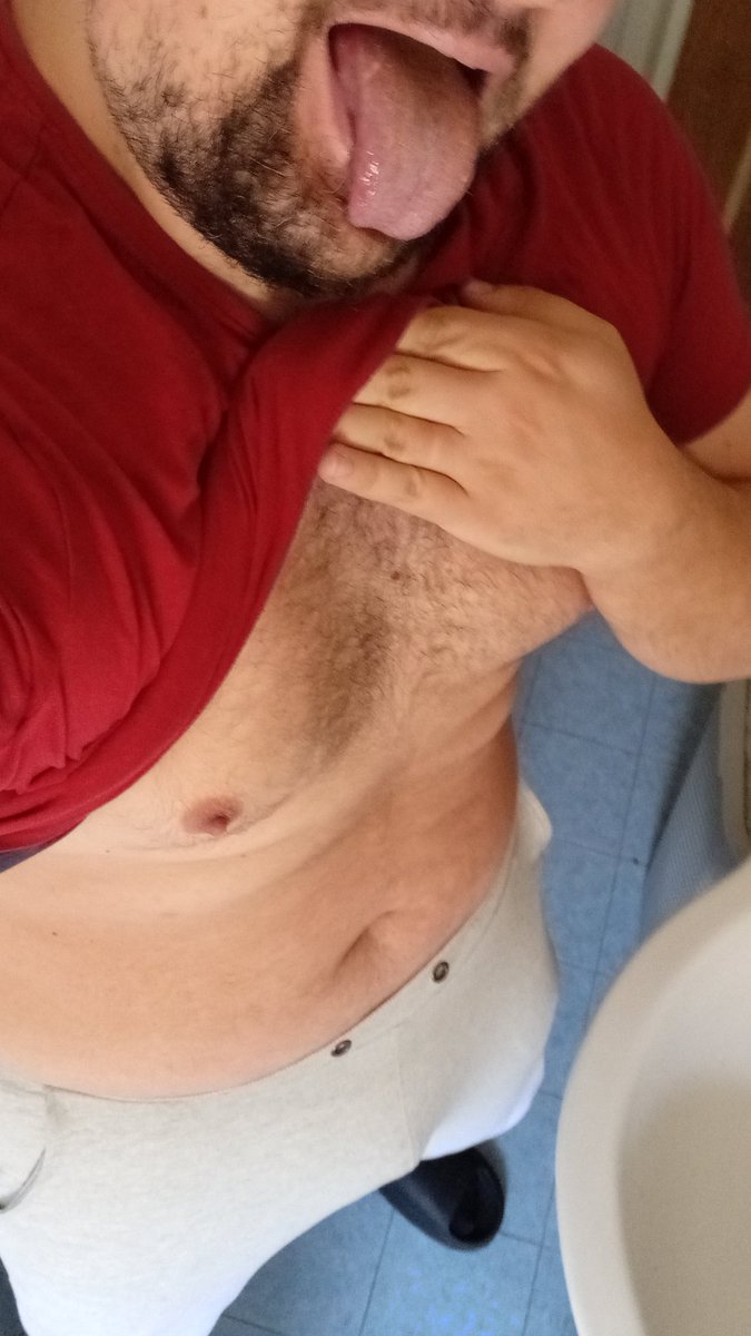 ItalianBiGuy93's tweet photo. @domenicodes_ Quando vuoi cazzo, sono già in ginocchio, inondami faccia e petto... però poi ti giro e mi occupo del tuo strepitoso culo https://t.co/Ne9ORA63Mt