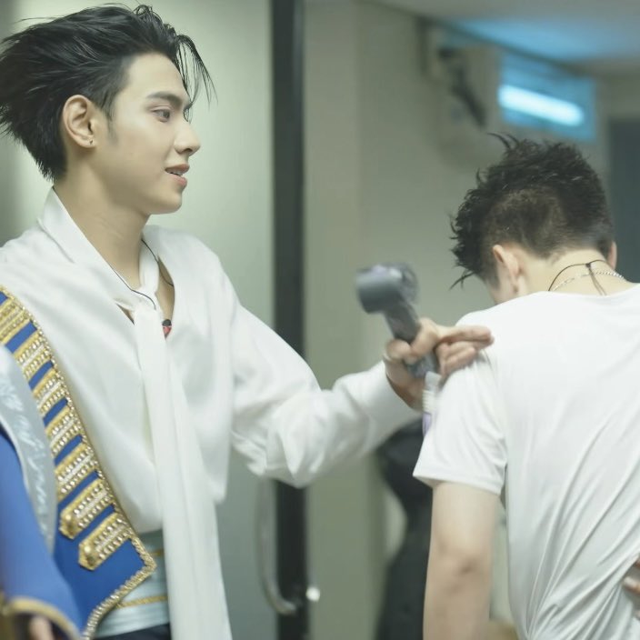 whanjeabdotcom's tweet photo. น้องภีมคือ supporter ของน้องไทยตลอดไปจริง ๆ อะ ตอนน้องไทยพูด ไม่ได้อะภีม คือชันไม่ไหว ㅠㅠㅠㅠㅠㅠㅠㅠㅠㅠㅠ รู้เลยว่าน้องภีมเปนห่วงน้องไทยมาก ตอนอยู่ในคอนน้องภีมก็คอยมอง คอยสังเกตอาการ เอาใจช่วยพี่เค้าตลอดเลย คือชันอีโมมาก ๆ เลยอะ 😭😭😭😭😭 https://t.co/FryschCW84