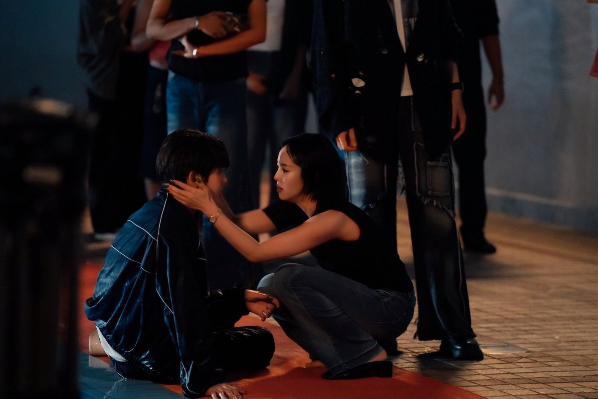 kerdomundi's tweet photo. ออกอีเว้นลูกเดินสะดุดสายไฟ คนพุ่งเข้ามาหา ตกใจเสียงลำโพงมัมหมีใจจะวายใจหายวาบ ๆ ยังมุงฟีดแบคคนจัดงาน ผจกส่งเรื่องหลังบ้านให้ออแกไนซ์เลย นี่น้องตกลงมานะคะ สูงขนาดนั้น ดึก ๆ เงียบ ๆ เสียงน้ำดังโป๊งล๊าง ๆ ก็แห่กันมาทั้งกองสิคะ ตอนถามก็ไม่ปฏิเสธไม่อธิบาย ยืนมองนิ่ง ๆ คนจะเข้าใจตามที่ไนน์พูดก็ไม่แปลกหรอกค่ะ ลูกเป็นถึงดาราใช้หน้าตาร่างกายทำมาหากิน ถ้าเป็นอะไรไปจะทำยังไงคะ ดีป้าเล็ง(รองเท้า)ไม่แม่น แต่วันหลังน้องว่านต้อง “เล็ง(จุ้บ)ให้แม่น ๆ หน่อย” ค่ะป้าจะให้อภัย😗🫠

MR FANBOY CHAPTER 6
#MrFanboyEP6