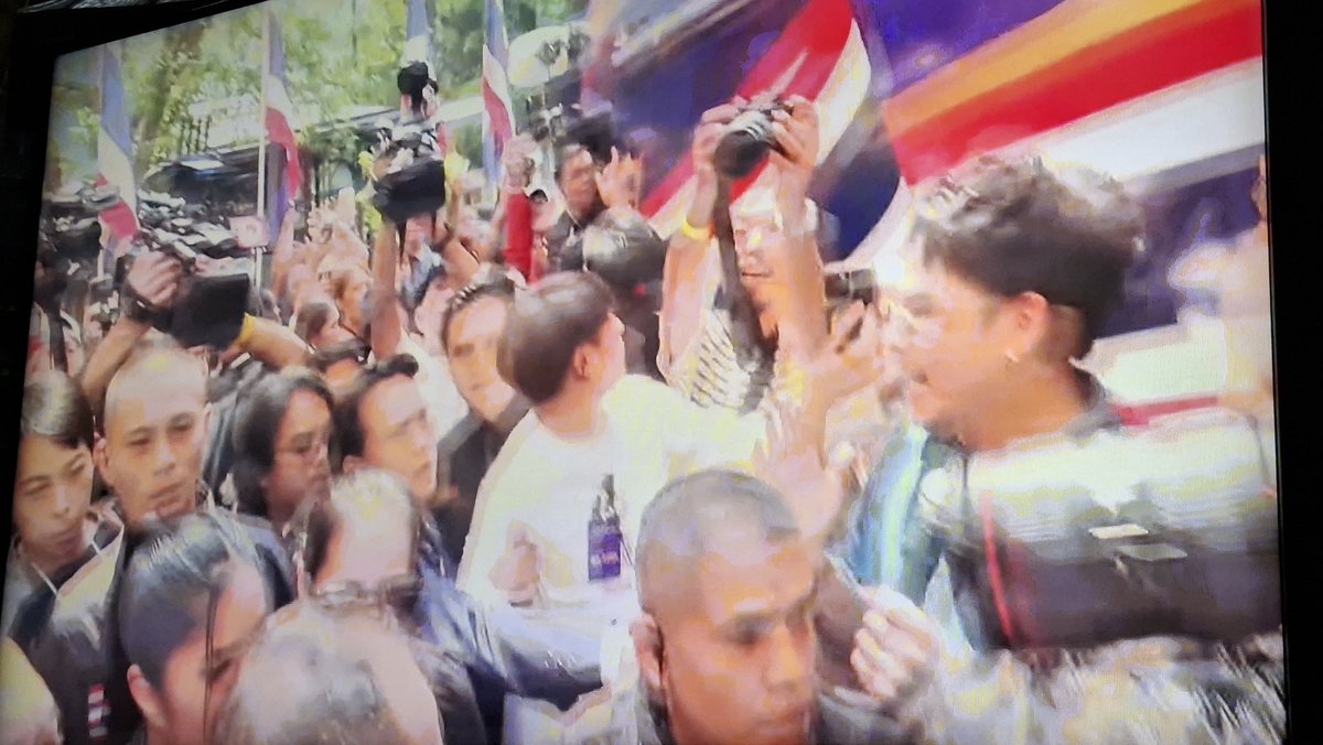 XeryusMaverick's tweet photo. เห็นสื่อรุมน้องแล้ว ไว้มาศึกษาวิถีติ่งไทยบ้างนะ เขาเรียบร้อย มีระเบียบ มากกกนะจ๊ะ https://t.co/zPfyMBBsZ1