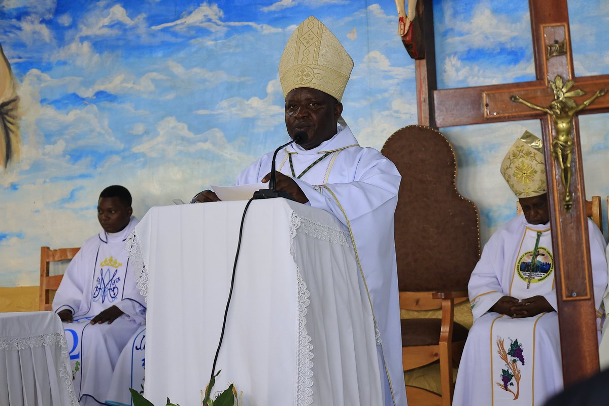 pacis_tv's tweet photo. #PacisTv, Nyiricyubahiro Musenyeri Balthazar Ntivuguruzwa umushumba wa Diyosezi ya @KabgayiOf , akaba mu nyigisho, yibutsa Abihayimana ko ubutumwa bwabo bushingiye ku Bakristu, kuko Nyagasani atabahamagara gusa ngo babe mu Kiliziya ahubwo abatuma ku bakristu ngo babafashe mu nzira igana kuri Yezu Kristu ubatuma, ubundi abifuriza kuba abageni b'Imana bashinze imizi mu kwemera.