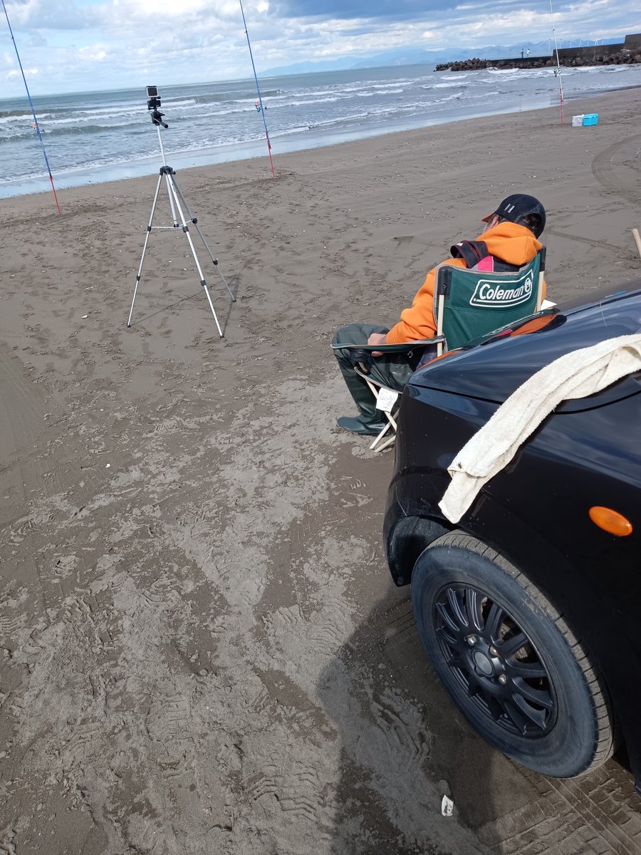 mitemitetotoro's tweet photo. 本日10月4日
北海道の銭函サーフで
アキアジ釣りに挑戦
北海道でも有名な
ユーチューバーさんの
オンファクトリーさんが十勝から
遠征予定でしたが仕事の歓迎で
来られなくなり、こちらも
北海道でも有名なイソメタルさん
アキアジが居ない時は、サーフで
居眠り、その横ではコ���さんが
釣りバカ2人😺 https://t.co/fi5kzuD7oO