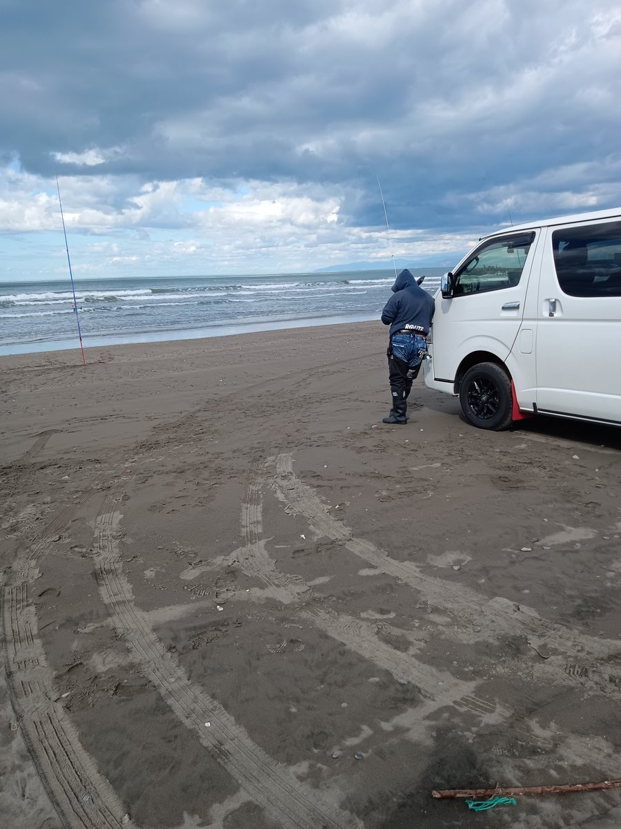 mitemitetotoro's tweet photo. 本日10月4日
北海道の銭函サーフで
アキアジ釣りに挑戦
北海道でも有名な
ユーチューバーさんの
オンファクトリーさんが十勝から
遠征予定でしたが仕事の歓迎で
来られなくなり、こちらも
北海道でも有名なイソメタルさん
アキアジが居ない時は、サーフで
居眠り、その横ではコ���さんが
釣りバカ2人😺 https://t.co/fi5kzuD7oO