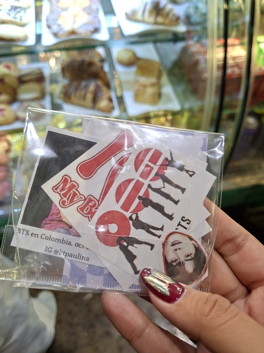 kooosoft's tweet photo. otro freebie en el aeropuerto 😭💜 https://t.co/brFHVVRtah