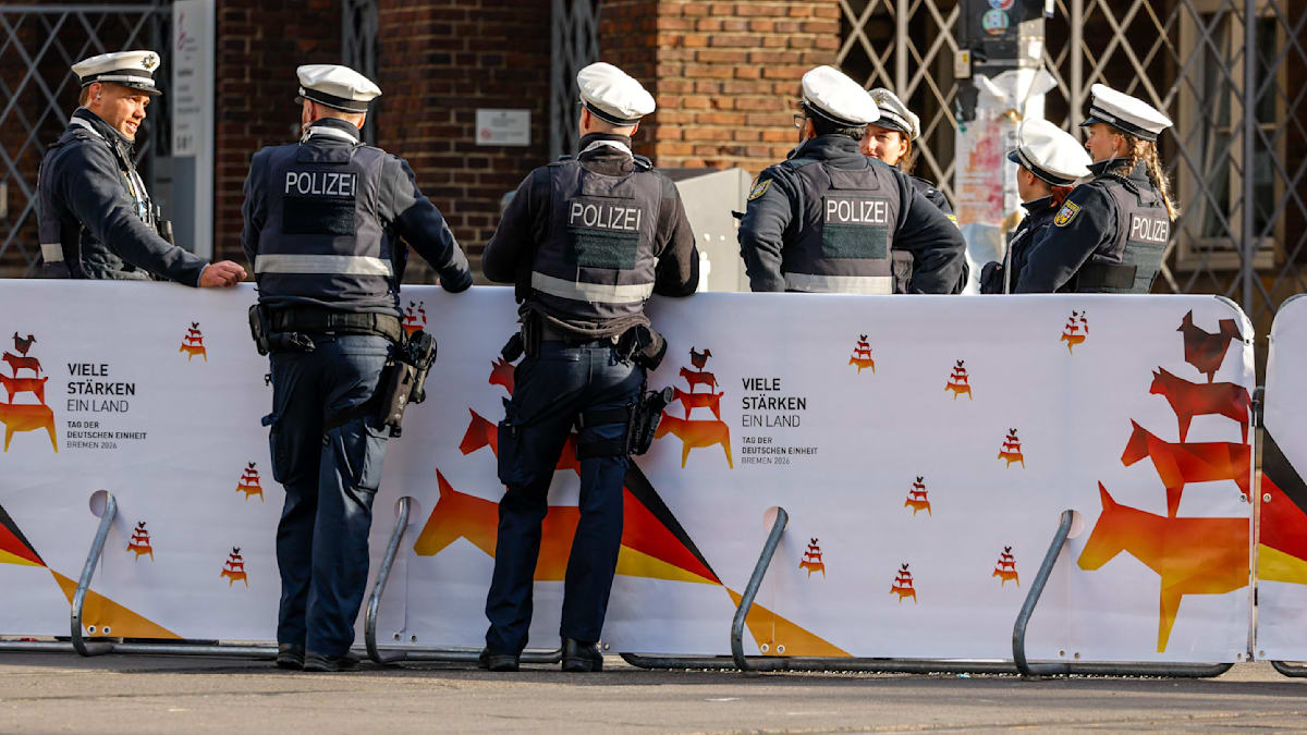 welt's tweet photo. Zehnköpfige arabische Jugendgruppe attackiert homosexuelles Paar https://t.co/xs2O3uwQyL https://t.co/FUoLE4xaTx