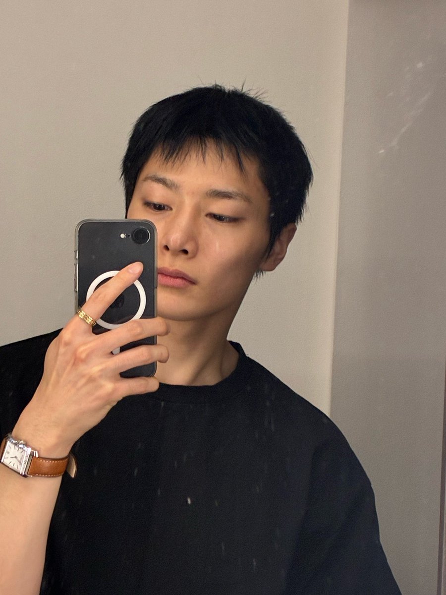 spearhyunnie2's tweet photo. JEONGIN DYED HIS HAIR BLACK!!!!!! https://t.co/niClmXYg3y