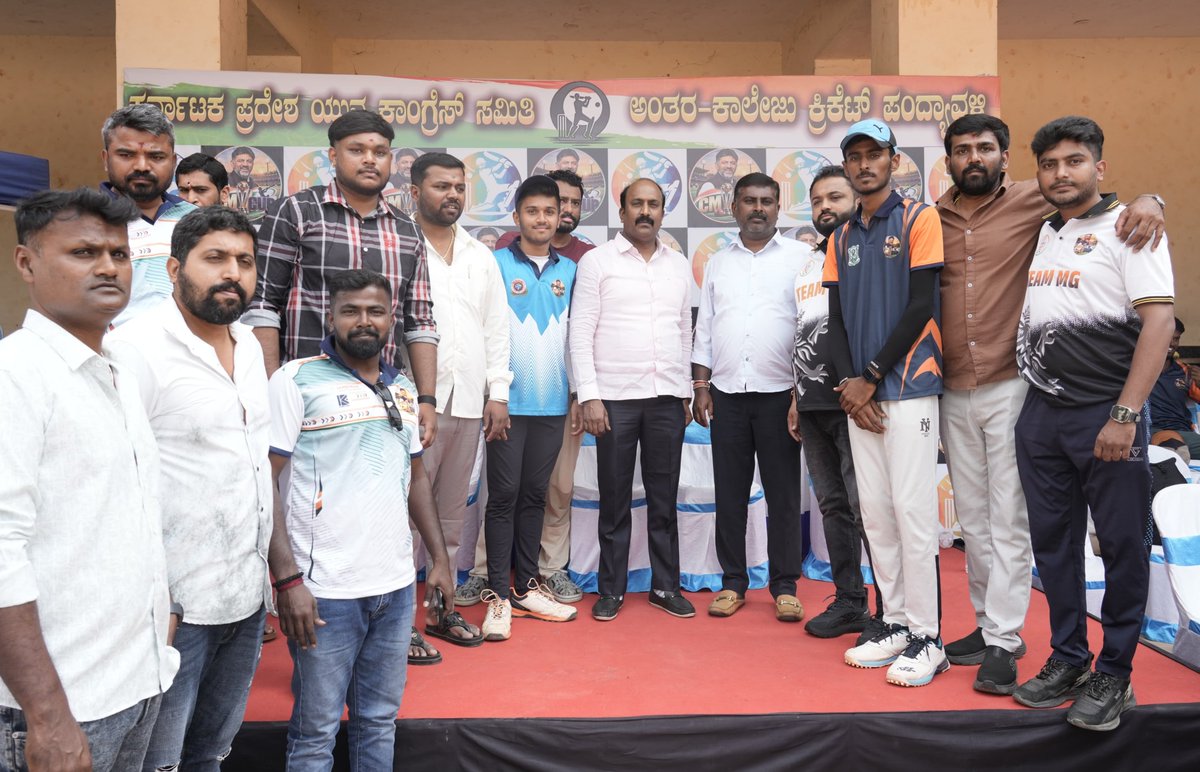 IYCKarnataka's tweet photo. ಕರ್ನಾಟಕ ಪ್ರದೇಶ ಯುವ ಕಾಂಗ್ರೆಸ್ ಸಮಿತಿ ಆಯೋಜಿಸಿರುವ ಅಂತರ ಕಾಲೇಜು ಕ್ರಿಕೆಟ್ ಪಂದ್ಯಾವಳಿ "ಸಿಎಂ ಕಪ್"ನಲ್ಲಿ ರಾಜರಾಜೇಶ್ವರಿನಗರ ವಿಧಾನಸಭಾ ಕ್ಷೇತ್ರದ ಲಗ್ಗೆರೆ ಬ್ಲಾಕ್ ಅಧ್ಯಕ್ಷರಾದ ಅಮರನಾಥ್ ಅವರು ಪಾಲ್ಗೊಂಡು ಟಾಸ್ ಹಾಕುವ ಮೂಲಕ ಕ್ರೀಡಾಪಟುಗಳಿಗೆ ಶುಭಾಶಯ ಕೋರಿದರು. ಈ ವೇಳೆ ಯುವ ಕಾಂಗ್ರೆಸ್ ವತಿಯಿಂದ ಅಮರನಾಥ್ ಅವರನ್ನು ಸನ್ಮಾನಿಸಲಾಯಿತು. ಕೆಪಿಸಿಸಿ ಸಂಯೋಜಕರಾದ ರವಿ ಅಣ್ಣ, ಯುವ ಕಾಂಗ್ರೆಸ್ ಕಾನೂನು ಘಟಕದ ರಾಜ್ಯಾಧ್ಯಕ್ಷರಾದ ಶ್ರೀಧರ್ ಜಾಧವ್, ಮಾಧ್ಯಮ ಘಟಕದ ರಾಜ್ಯಾಧ್ಯಕ್ಷರಾದ ದೀಪಕ್ ಗೌಡ ಪಿ., ಸೇರಿದಂತೆ ಇತರರು ಉಪಸ್ಥಿತರಿದ್ದರು.