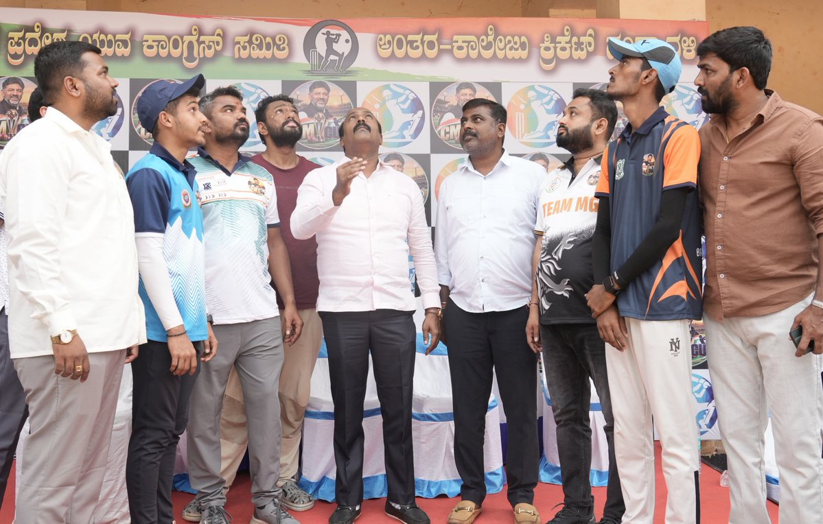 IYCKarnataka's tweet photo. ಕರ್ನಾಟಕ ಪ್ರದೇಶ ಯುವ ಕಾಂಗ್ರೆಸ್ ಸಮಿತಿ ಆಯೋಜಿಸಿರುವ ಅಂತರ ಕಾಲೇಜು ಕ್ರಿಕೆಟ್ ಪಂದ್ಯಾವಳಿ "ಸಿಎಂ ಕಪ್"ನಲ್ಲಿ ರಾಜರಾಜೇಶ್ವರಿನಗರ ವಿಧಾನಸಭಾ ಕ್ಷೇತ್ರದ ಲಗ್ಗೆರೆ ಬ್ಲಾಕ್ ಅಧ್ಯಕ್ಷರಾದ ಅಮರನಾಥ್ ಅವರು ಪಾಲ್ಗೊಂಡು ಟಾಸ್ ಹಾಕುವ ಮೂಲಕ ಕ್ರೀಡಾಪಟುಗಳಿಗೆ ಶುಭಾಶಯ ಕೋರಿದರು. ಈ ವೇಳೆ ಯುವ ಕಾಂಗ್ರೆಸ್ ವತಿಯಿಂದ ಅಮರನಾಥ್ ಅವರನ್ನು ಸನ್ಮಾನಿಸಲಾಯಿತು. ಕೆಪಿಸಿಸಿ ಸಂಯೋಜಕರಾದ ರವಿ ಅಣ್ಣ, ಯುವ ಕಾಂಗ್ರೆಸ್ ಕಾನೂನು ಘಟಕದ ರಾಜ್ಯಾಧ್ಯಕ್ಷರಾದ ಶ್ರೀಧರ್ ಜಾಧವ್, ಮಾಧ್ಯಮ ಘಟಕದ ರಾಜ್ಯಾಧ್ಯಕ್ಷರಾದ ದೀಪಕ್ ಗೌಡ ಪಿ., ಸೇರಿದಂತೆ ಇತರರು ಉಪಸ್ಥಿತರಿದ್ದರು.