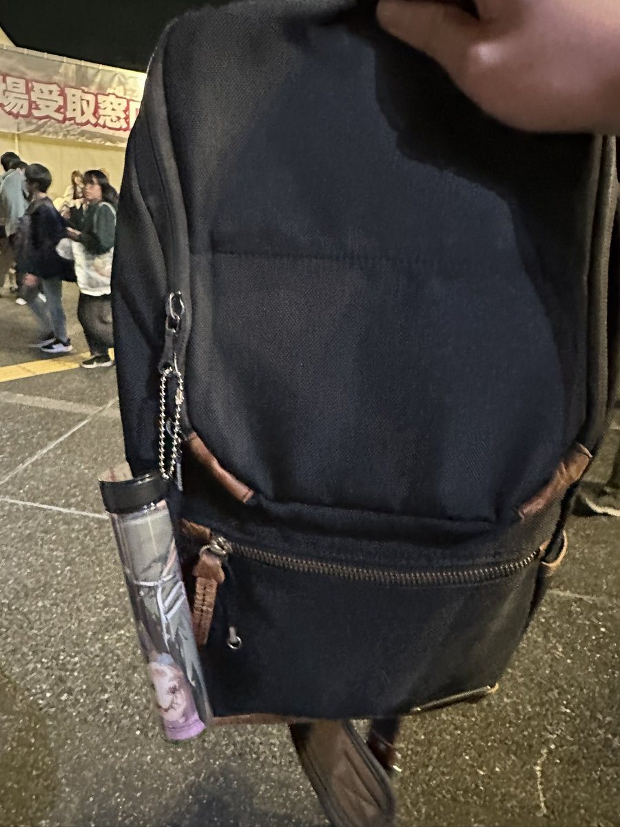 prsk_pome's tweet photo. @blackie_0928 会場受け取り窓口正面にこのようなショルダーバッグを持ってるのが私です https://t.co/Vuy7rzHTGW