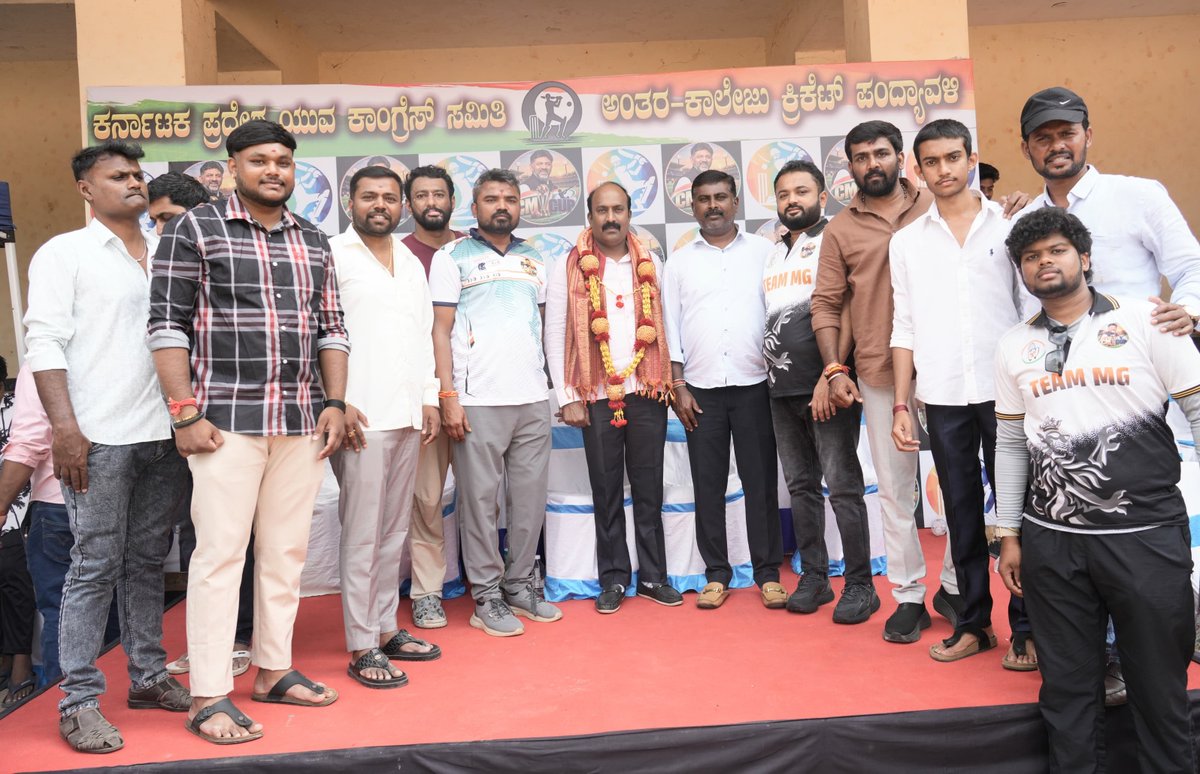 IYCKarnataka's tweet photo. ಕರ್ನಾಟಕ ಪ್ರದೇಶ ಯುವ ಕಾಂಗ್ರೆಸ್ ಸಮಿತಿ ಆಯೋಜಿಸಿರುವ ಅಂತರ ಕಾಲೇಜು ಕ್ರಿಕೆಟ್ ಪಂದ್ಯಾವಳಿ "ಸಿಎಂ ಕಪ್"ನಲ್ಲಿ ರಾಜರಾಜೇಶ್ವರಿನಗರ ವಿಧಾನಸಭಾ ಕ್ಷೇತ್ರದ ಲಗ್ಗೆರೆ ಬ್ಲಾಕ್ ಅಧ್ಯಕ್ಷರಾದ ಅಮರನಾಥ್ ಅವರು ಪಾಲ್ಗೊಂಡು ಟಾಸ್ ಹಾಕುವ ಮೂಲಕ ಕ್ರೀಡಾಪಟುಗಳಿಗೆ ಶುಭಾಶಯ ಕೋರಿದರು. ಈ ವೇಳೆ ಯುವ ಕಾಂಗ್ರೆಸ್ ವತಿಯಿಂದ ಅಮರನಾಥ್ ಅವರನ್ನು ಸನ್ಮಾನಿಸಲಾಯಿತು. ಕೆಪಿಸಿಸಿ ಸಂಯೋಜಕರಾದ ರವಿ ಅಣ್ಣ, ಯುವ ಕಾಂಗ್ರೆಸ್ ಕಾನೂನು ಘಟಕದ ರಾಜ್ಯಾಧ್ಯಕ್ಷರಾದ ಶ್ರೀಧರ್ ಜಾಧವ್, ಮಾಧ್ಯಮ ಘಟಕದ ರಾಜ್ಯಾಧ್ಯಕ್ಷರಾದ ದೀಪಕ್ ಗೌಡ ಪಿ., ಸೇರಿದಂತೆ ಇತರರು ಉಪಸ್ಥಿತರಿದ್ದರು.