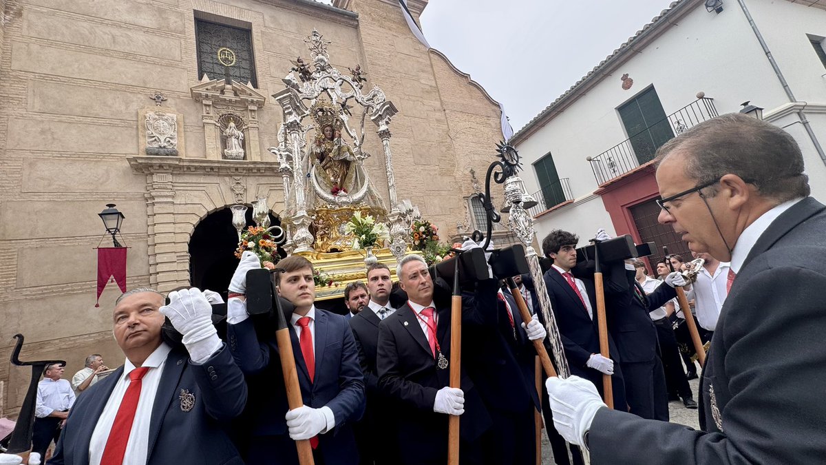 AytoAntequera's tweet photo. ⛪️ Eucaristía y procesión de la Virgen del Rosario, con motivo de su festividad

Gran ambiente en el recorrido procesional

Presiden la representación municipal el alcalde @manolo_baron y los concejales @Bishuly, @antgarm y María Enrile

#Antequera es #MásCiudad https://t.co/LMGKUk73aG
