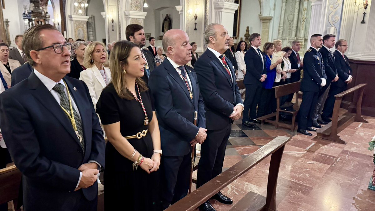 AytoAntequera's tweet photo. ⛪️ Eucaristía y procesión de la Virgen del Rosario, con motivo de su festividad

Gran ambiente en el recorrido procesional

Presiden la representación municipal el alcalde @manolo_baron y los concejales @Bishuly, @antgarm y María Enrile

#Antequera es #MásCiudad https://t.co/LMGKUk73aG