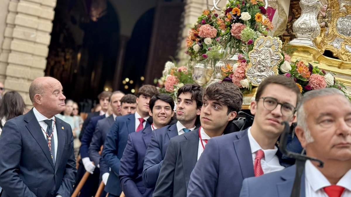 AytoAntequera's tweet photo. ⛪️ Eucaristía y procesión de la Virgen del Rosario, con motivo de su festividad

Gran ambiente en el recorrido procesional

Presiden la representación municipal el alcalde @manolo_baron y los concejales @Bishuly, @antgarm y María Enrile

#Antequera es #MásCiudad https://t.co/LMGKUk73aG