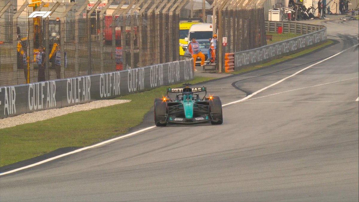 F1's tweet photo. George Russell has pulled over! 😮

Head in hands - he's out of the race 💔

#F1 #BahrainGP | LAP 50/55 https://t.co/RVS0K2odD1