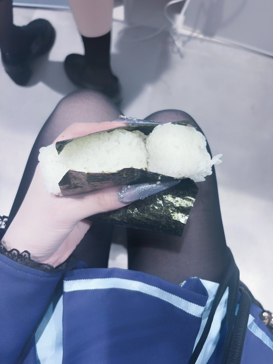 hasumisui's tweet photo. コンビニおにぎりのキレイな開け方のコツとかありますか…？ https://t.co/usgwigutT3