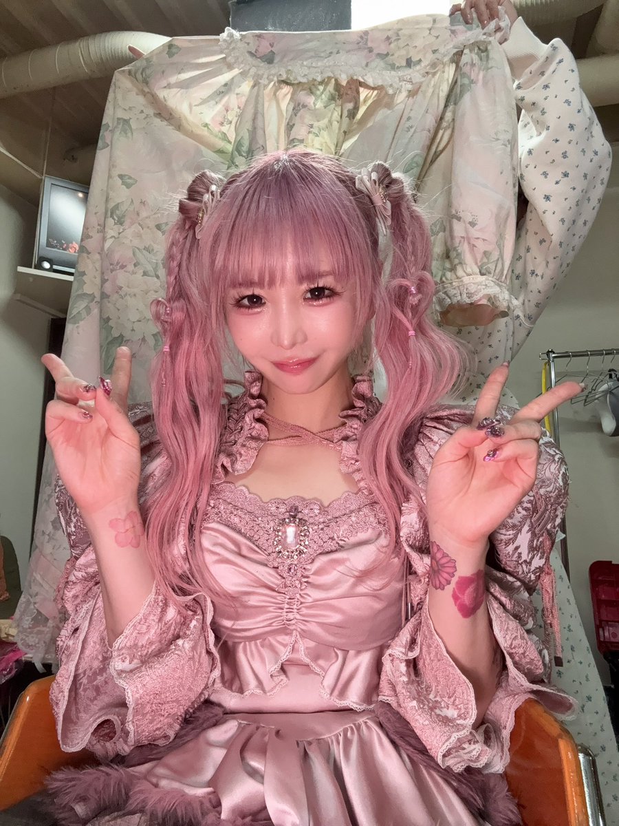 oomoriseiko's tweet photo. 46公演目
セミファイナル北海道終了してしまった𐔌՞•̥ · •̥՞𐦯
の写真撮ろうとしたけど背景ブス！って言ったら
コーラスのまよ@mayo_ushiro が背景頑張ってくれた

#大森靖子のライブに行くと幸せになれる https://t.co/doGOn6vA9t