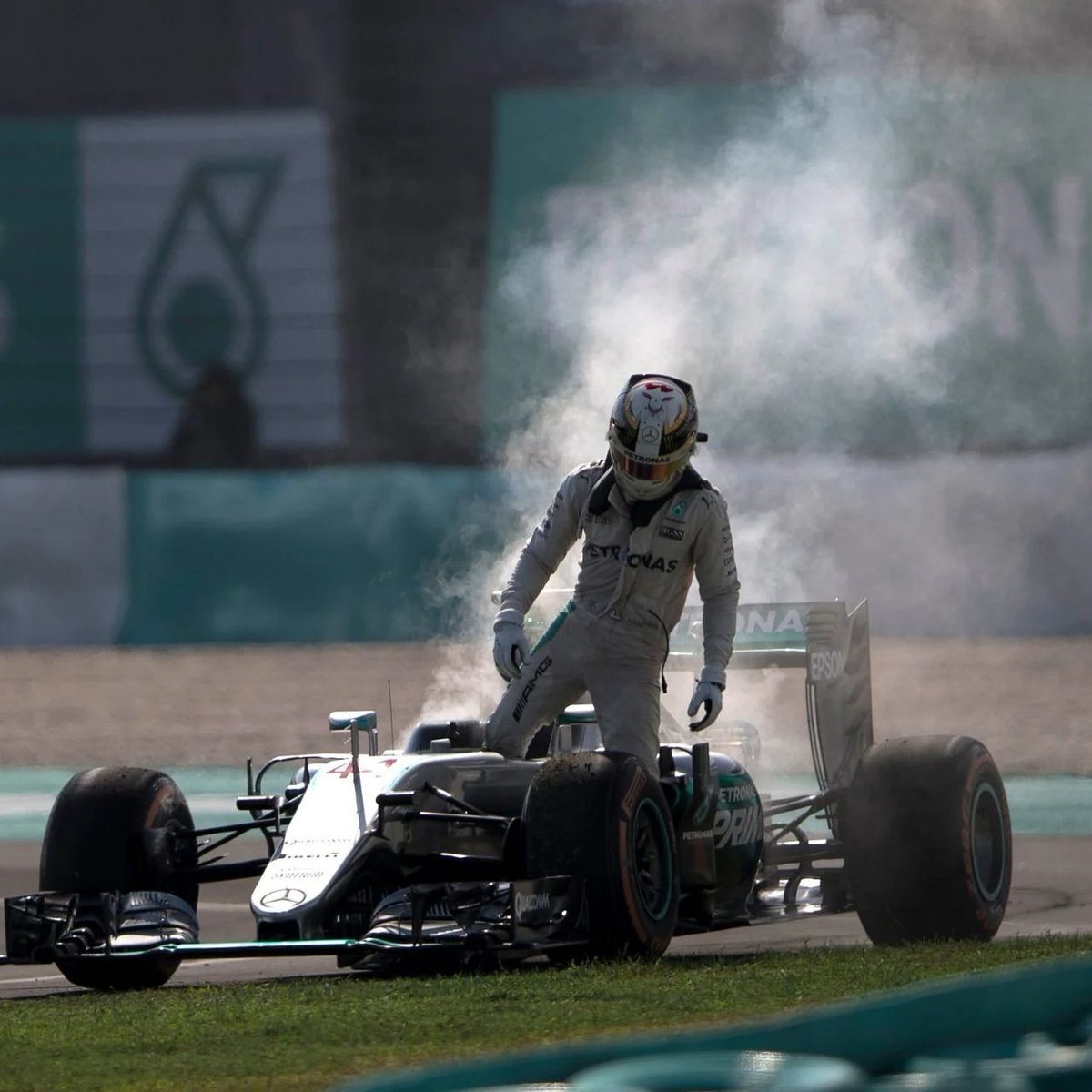 F1GuyDan's tweet photo. A Mercedes driver having a devastating DNF in Malaysia that has massive championship implications, the sequel. https://t.co/U4tYjFT4Ym
