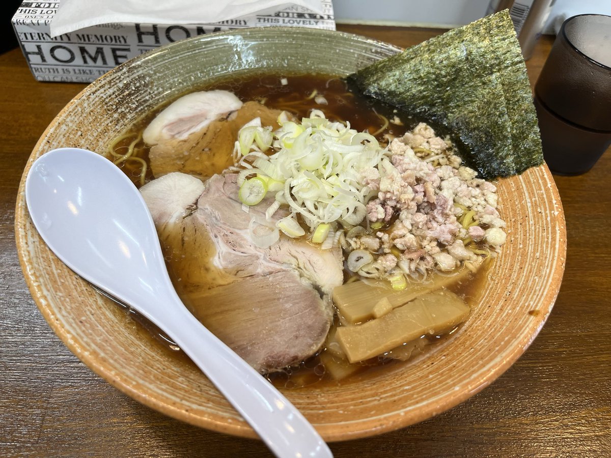 Terry62132158's tweet photo. ようやく行ってきた！　今月の土曜は黒鳥ヒラメ金目鯛蜆という事で、いろんな素材が渾然一体となったSP。
もちろんうまいんだが、上手く説明できる語彙がない！醤油をチョイスしたが、塩も食べたかった…w

#覆麺神田
#一条流がんこラーメン https://t.co/PggfRC7EW3