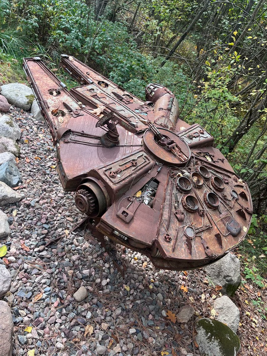 wickowolfe's tweet photo. “What a piece of junk!”
“It’s the ship that made the Kessel Run in less than 12 parsecs. I’ve outrun imperial starships. Not the local bulk cruisers, mind you. I’m talking about the big Corellian ships now. She’s fast enough for you, old man.”👇

Millenium Falcon Kuzey Wisconsin ormanlarının derinliklerinde görülmüş. Dünya ne güzel (aslında). 

#StarWars #MillenniumFalcon #WildWisconsin #StreetArt #SanatHerYerde #NatureAndArt