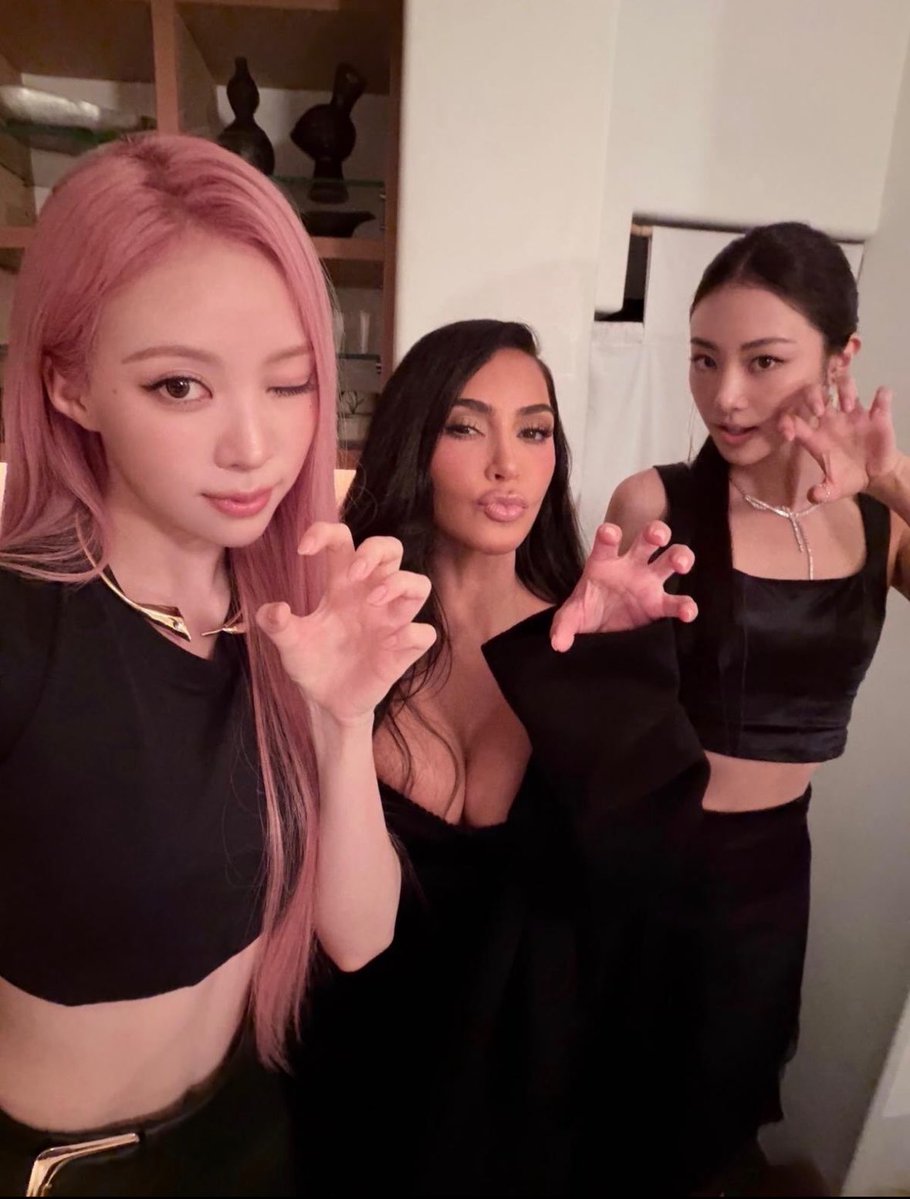 zzangnarin's tweet photo. 살면서 킴카다시안 크리스제너한테 고양이 포즈시키고 셀카찍는 아이돌 첨봄 https://t.co/GDx7019jur