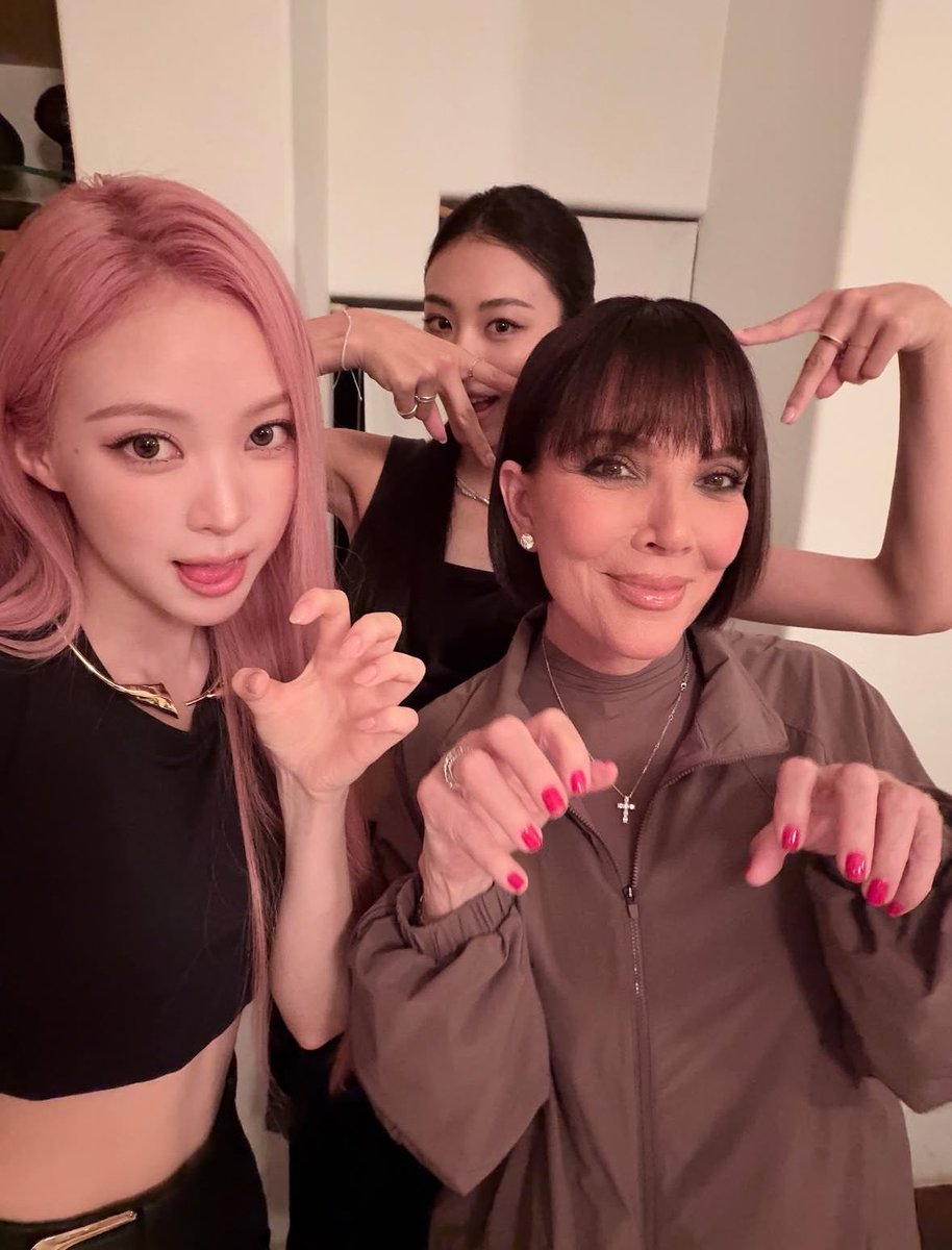 zzangnarin's tweet photo. 살면서 킴카다시안 크리스제너한테 고양이 포즈시키고 셀카찍는 아이돌 첨봄 https://t.co/GDx7019jur
