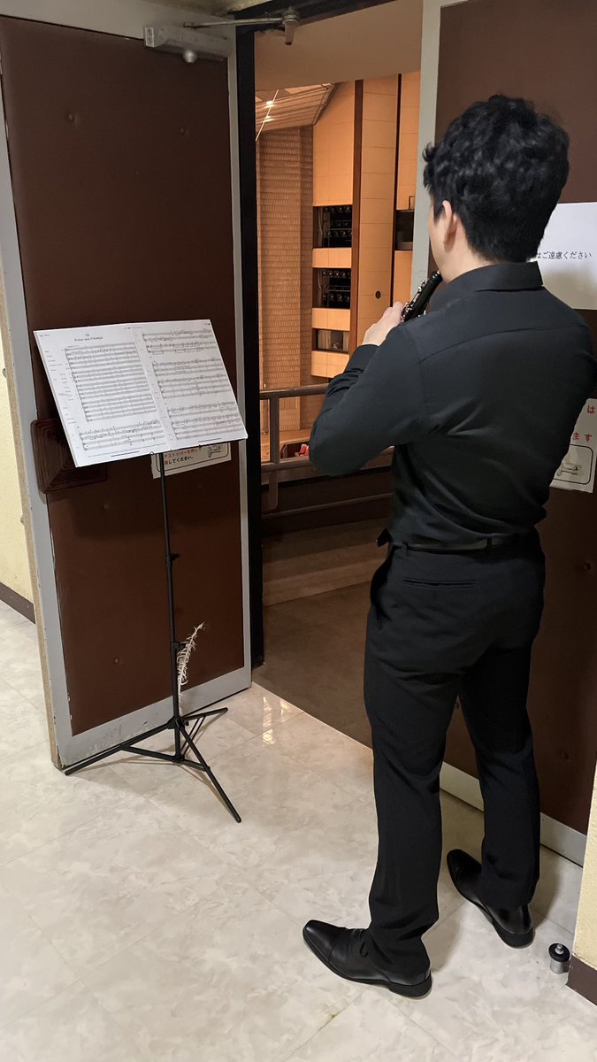 IyoOrchestra's tweet photo. 【種明かし】
文字通り「舞台裏」となりますが、、、

幻想交響曲では舞台袖や客席廊下からのバンダ演奏も行っていました。
音楽の奥行きもグッと増していたのではないかと思います。

お楽しみ頂けましたでしょうか？😊 https://t.co/ueTJZMau5s