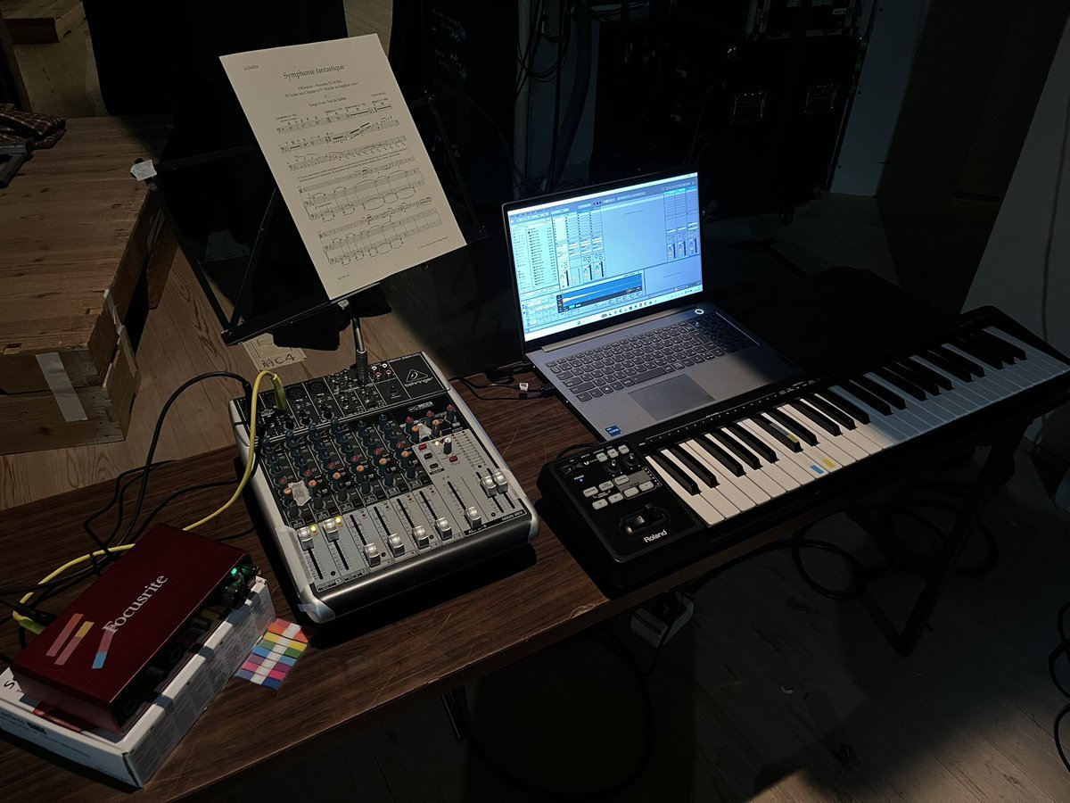 IyoOrchestra's tweet photo. 【種明かし】
文字通り「舞台裏」となりますが、、、

幻想交響曲では舞台袖や客席廊下からのバンダ演奏も行っていました。
音楽の奥行きもグッと増していたのではないかと思います。

お楽しみ頂けましたでしょうか？😊 https://t.co/ueTJZMau5s