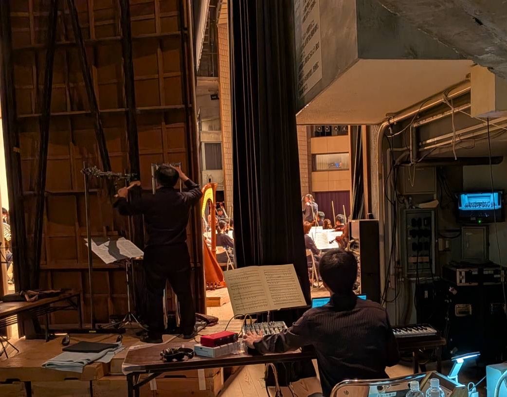 IyoOrchestra's tweet photo. 【種明かし】
文字通り「舞台裏」となりますが、、、

幻想交響曲では舞台袖や客席廊下からのバンダ演奏も行っていました。
音楽の奥行きもグッと増していたのではないかと思います。

お楽しみ頂けましたでしょうか？😊 https://t.co/ueTJZMau5s