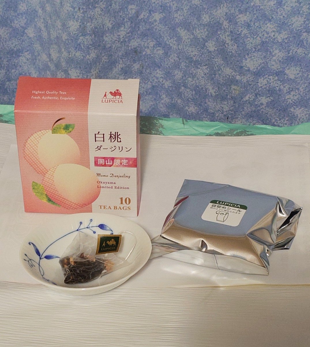 lLaAzPuIlSiw31u's tweet photo. ＃TSUKEMENグッズ と過ごす毎日
フルタイム6連勤はさすがに身体にきます…の日曜日。TSUKEMEN岡山公演の時のお土産、ルピシア岡山限定の🍑白桃ダージリン
紅茶は熱湯を注ぎお皿で保温♨️
白桃の香りがおいしさを添えるフレーバードティー、紅茶の水色も爽やかです✨️

＃ルピシア https://t.co/rzRByqMJvc
