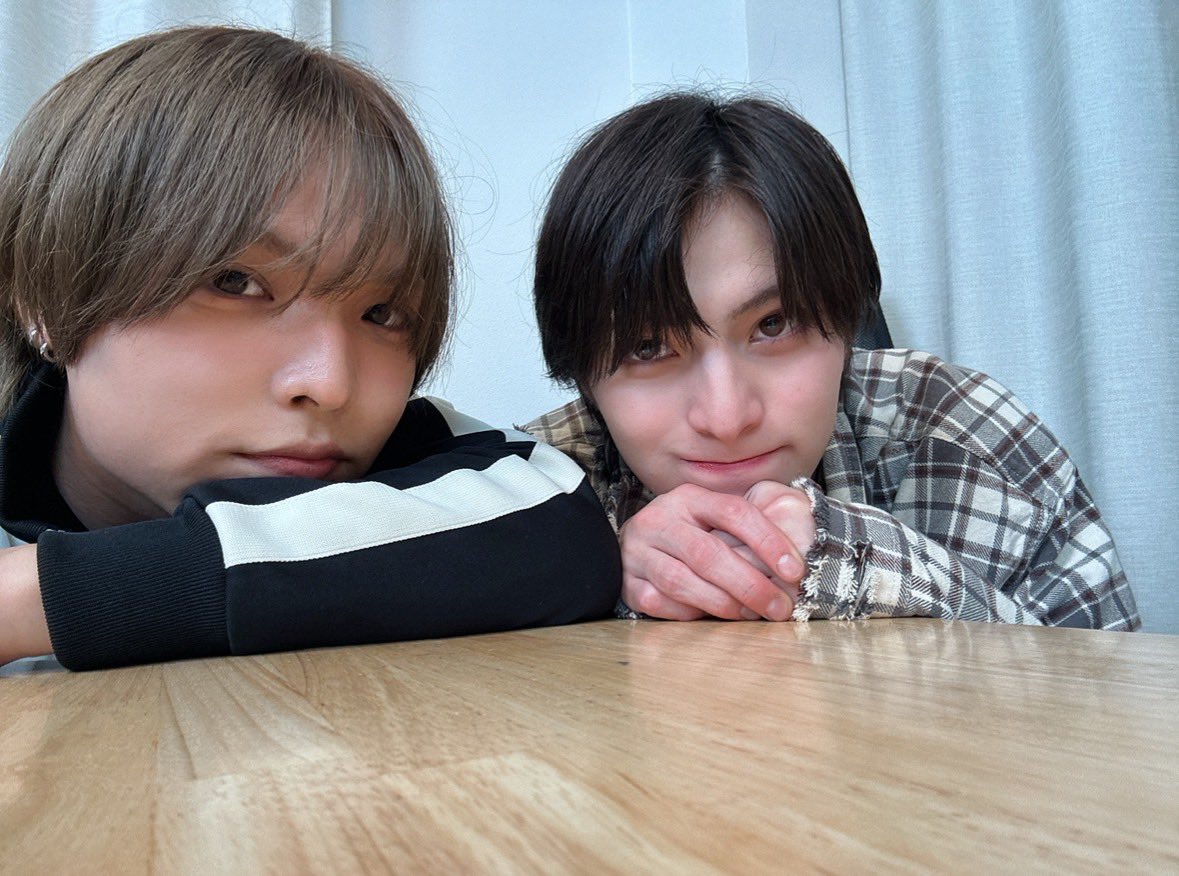 GRIPHAGE_info's tweet photo. 今日は日記こおの番です！
最近この撮り方はまってんねん
ペットみたいで2人ともかわい
ソーラン節ケミちゃん達

らんじゅー俺は今日1人でマーラータン食べにいっちゃった
らんとは家系食べに行きたいー！

しょーちゃんへ
スンスン家に何体おる？

#ぐりふぁの交換日記 #樋口琥大 #GRIPHAGE https://t.co/QbTtVD2fiG