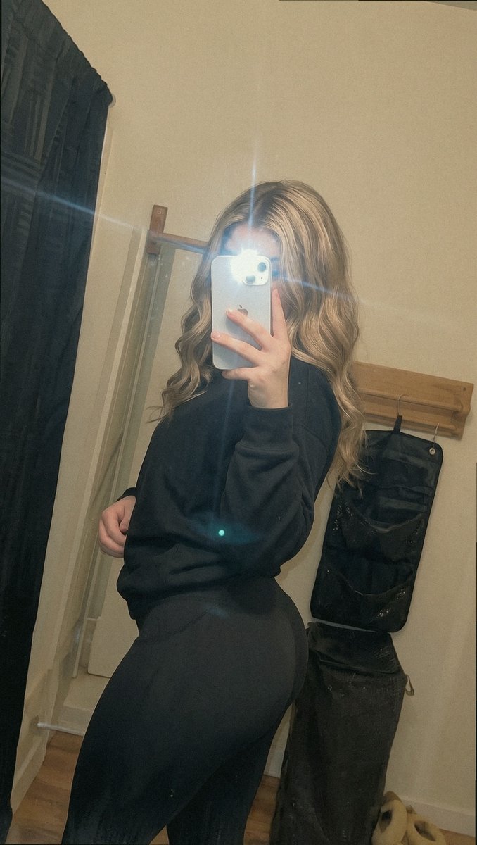bloomluv32864's tweet photo. um snack behavior idk https://t.co/Env2E7kfxu