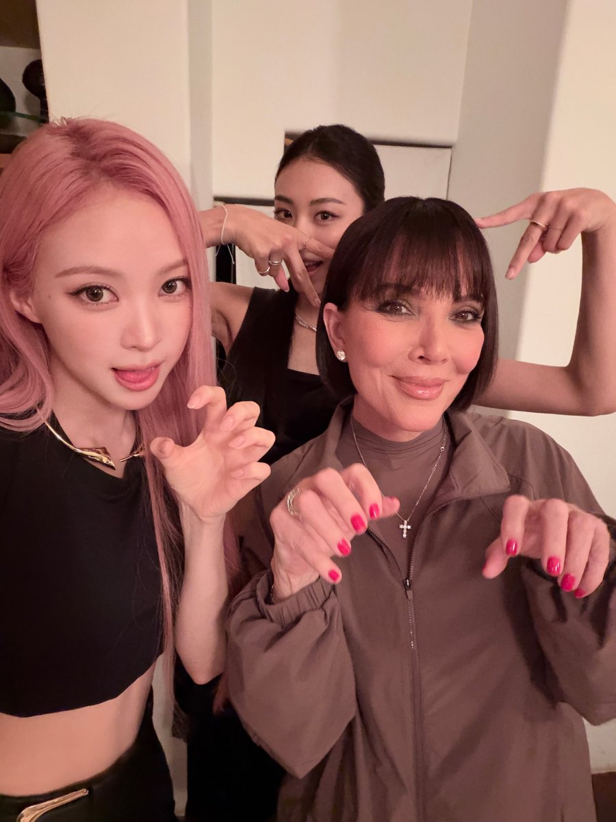 meovv_miyao's tweet photo. Gawon Narin with Kim Kardashian and Kris Jenner https://t.co/nJRYIsLx1F