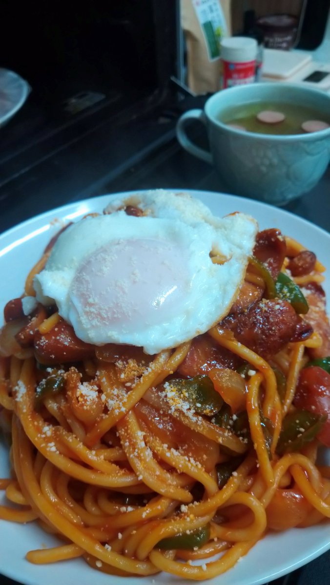 moni_manma's tweet photo. 極太モチモチよく焼きソーセージ増し
目玉焼きナポリタン😎

ナポリタンはこの麺でつくります✌
麺は茹でて１日寝かせてます✨️

麺100㌘に対して、ソースは
・ケチャップ100㌘
・ウスターソース大さじ1
・鶏ガラ＆コンソメ各小さじ1
・みりん大さじ1
・みそ小さじ半
・バター10㌘

頂きます🙏 https://t.co/cQqr65PSts