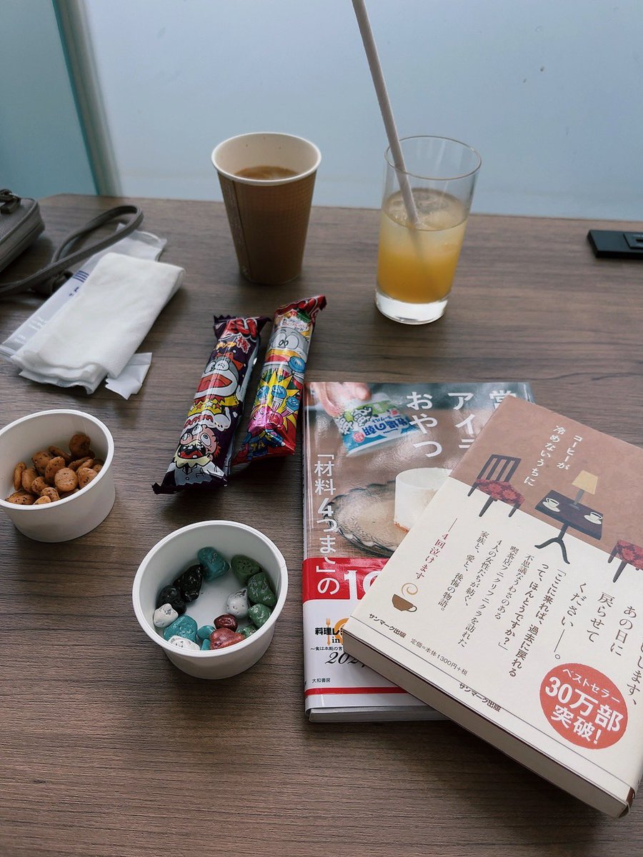 ayano_taguchi's tweet photo. 最近は読書が出来るラウンジや喫茶店にハマっております✨

1枚目はラウンジ！
飲み物だけでなくお菓子や軽食も楽しめました！
フリータイムでほぼ1日中いたけど足りないくらい✌️

そして雰囲気の良い喫茶店で、オシャレな内装やメニューを楽しみながら読書も出来る所も発見📕
コーヒー美味しかった🥰 https://t.co/8Em1RrLEDQ