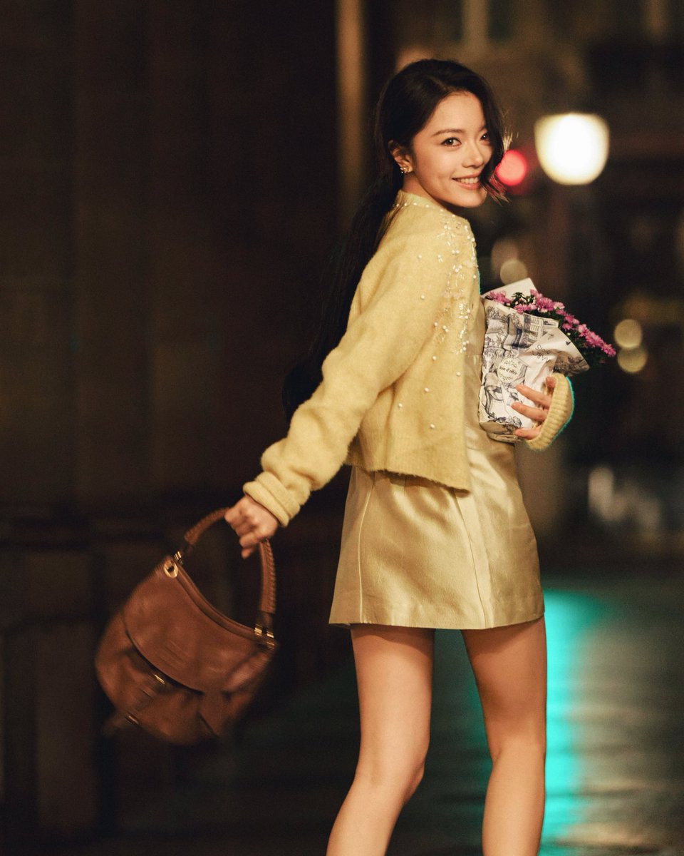 jipiiito's tweet photo. 𝐢𝐧 𝐏𝐚𝐫𝐢𝐬 ​​​💐💜
#ZhaoJinmai #ZhaoJinmaixMiuMiu
#MiuMiuSS27
@MIUMIUofficial https://t.co/ajJCRodkoh