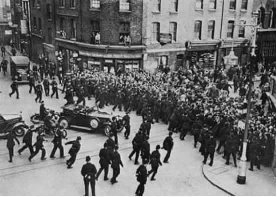AntiRacismDay's tweet photo. 90 years ago today working class people mobilised to stop Oswald Mosley’s British Union of Fascists marching through the East of London.

The battle of Cable Street is an inspiration to all fighting fascism &amp; the far right. 

‘They shall not pass’. https://t.co/0OCo6AFCir