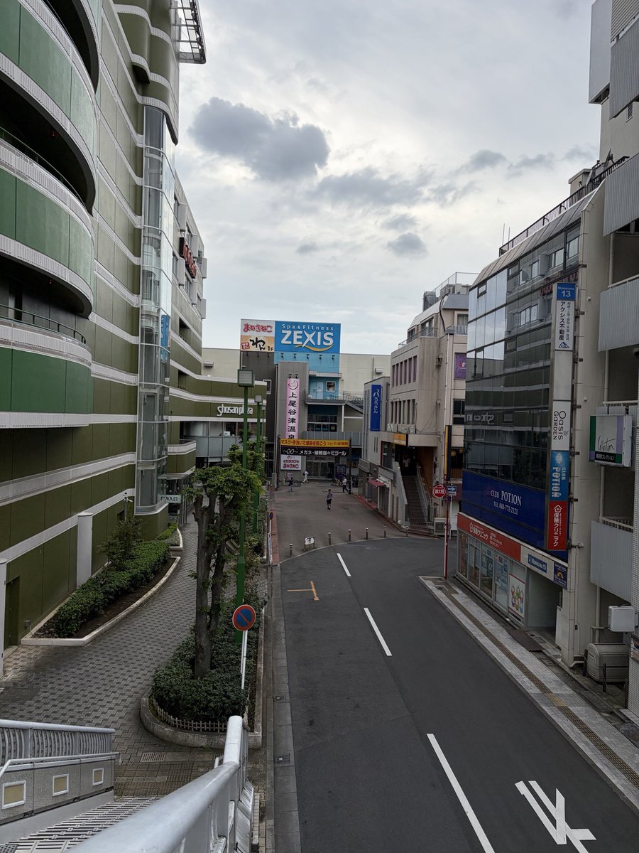 HIROofficialSNS's tweet photo. 日曜なのに人がいない…この街は死んでいるのか…？ https://t.co/vt5mB6w4KA