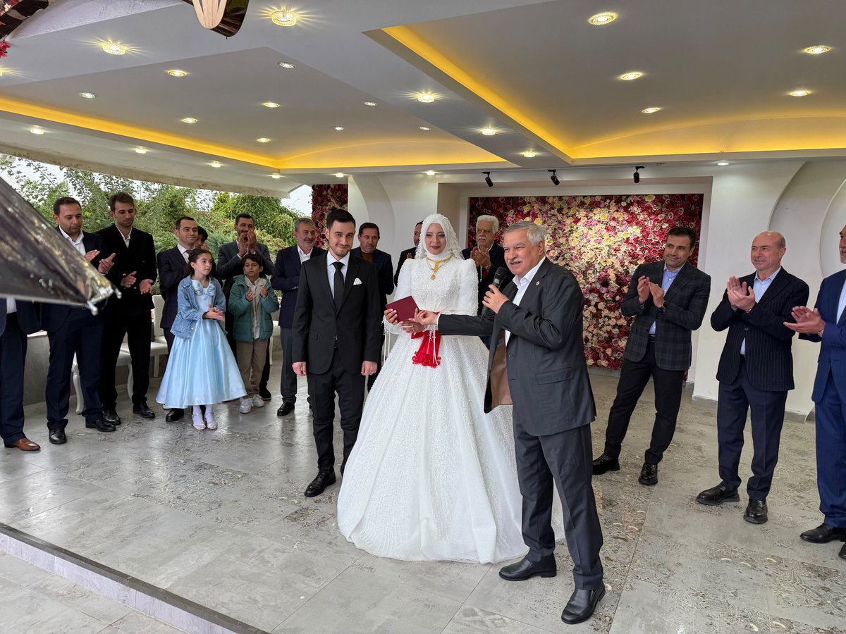 latifselvi42's tweet photo. Bakırcı ve Sametoğlu ailelerinin evlatları Fatmazehra kızımız ile  Mustafa Vehbi'nin nikâh törenine katıldık.

Gençlerimize ömür boyu mutluluklar diliyoruz. Allah mübarek etsin. https://t.co/0k0CqwwEEO