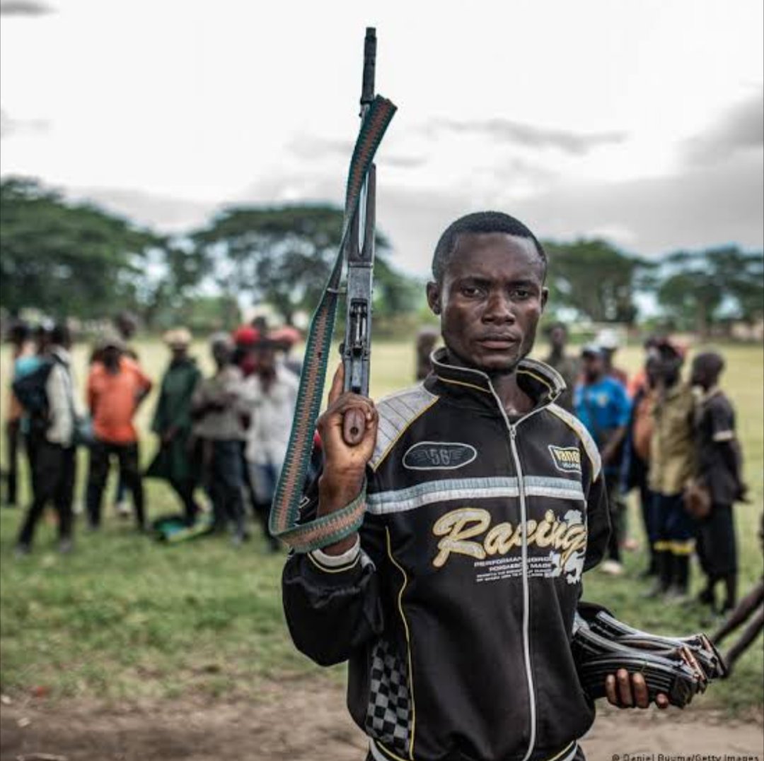 FaithNtako65514's tweet photo. 🚨🇨🇩 QUI SONT LES WAZALENDO ? 🛡️🔥 CES COMBATTANTS LOCAUX QUI ONT CONTRARIÉ L’AVANCÉE DES FORCES AGRESSIVES. 🇨🇩

Les Wazalendo incarnent aujourd’hui la figure de la résistance populaire en République Démocratique du Congo. Leur histoire est celle d'un mouvement qui a su muter, passant du statut de groupe d'autodéfense local (les anciens Mai-Mai) à celui de pilier patriotique indispensable à la nation.

ORIGINES ET PERSÉCUTION

À l’origine, ces groupes d’autodéfense Mai-Mai ont été la cible acharnée du régime de #Joseph #Kabila. Face aux attaques répétées visant à les éradiquer, ils n'ont jamais déposé les armes. Cette capacité de résilience a démontré que, malgré les pressions, ces forces étaient enracinées dans la volonté de survie des communautés.

LE TOURNANT : Contre l'Agression
Lorsque la RDC s'est retrouvée confrontée à l'agression rwandaise, appuyée par des complicités internes, ces mêmes groupes se sont levés pour barrer la route à l’envahisseur. Le peuple congolais a alors pris conscience de leur importance vitale. C'est ainsi qu'ils ont été rebaptisés « Wazalendo » (Patriotes en swahili), un titre qui consacre leur dévouement exemplaire et leur abnégation pour la patrie.

Le Grand Rôle dans la Défense Nationale
Leur apport a été décisif lors d'une période sombre où les forces régulières (FARDC) étaient affaiblies par l'infiltration Rwandaise et un manque criant d'encadrement, menant à des replis stratégiques. Alors que la menace rwandaise progressait, les Wazalendo ont fait le serment de ne jamais céder un pouce de territoire. 

Par leur résistance héroïque, ils ont tenu bon, protégeant les populations et le sol national pendant que le président Félix Tshisekedi @Fatshi20 engageait le travail de reconstruction et de professionnalisation de l’armée congolaise. Aujourd’hui, grâce à cette résilience partagée, la RDC a pu réorganiser ses forces et fait face avec force aux offensives ennemies.

Les Wazalendo restent, à ce jour, le symbole d'un peuple debout qui, par son patriotisme pur, refuse de se laisser asservir.