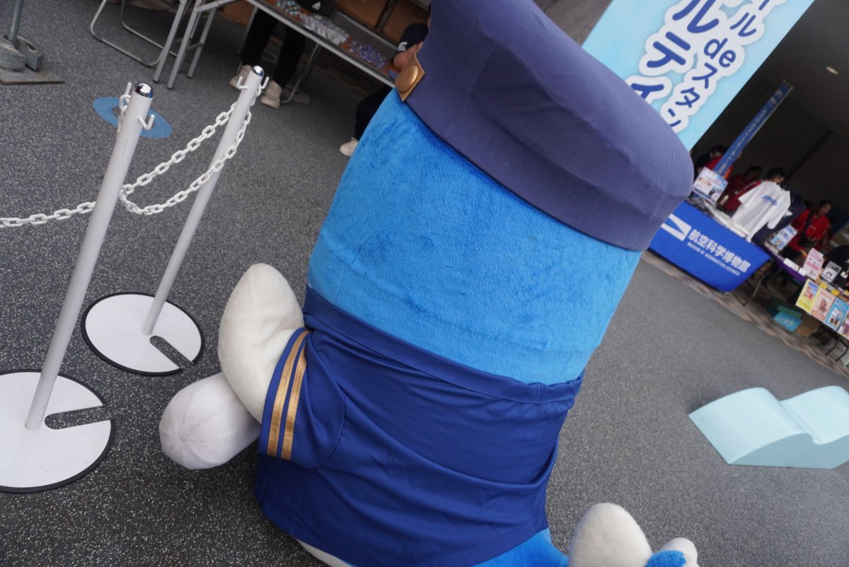 yukarisatsuki's tweet photo. ここの地面にうなぎの絵があるんだよー👇️って言ったらΣ(･ω･ﾉ)ﾉって注目してくれた👀✨ジーッ👀
自分が上に乗ってうなぎの絵になってみてたwお茶目さん🤣www
#うなりくん
#空の日フェスティバル https://t.co/1OPTje9XM7