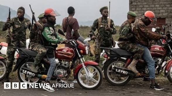FaithNtako65514's tweet photo. 🚨🇨🇩 QUI SONT LES WAZALENDO ? 🛡️🔥 CES COMBATTANTS LOCAUX QUI ONT CONTRARIÉ L’AVANCÉE DES FORCES AGRESSIVES. 🇨🇩

Les Wazalendo incarnent aujourd’hui la figure de la résistance populaire en République Démocratique du Congo. Leur histoire est celle d'un mouvement qui a su muter, passant du statut de groupe d'autodéfense local (les anciens Mai-Mai) à celui de pilier patriotique indispensable à la nation.

ORIGINES ET PERSÉCUTION

À l’origine, ces groupes d’autodéfense Mai-Mai ont été la cible acharnée du régime de #Joseph #Kabila. Face aux attaques répétées visant à les éradiquer, ils n'ont jamais déposé les armes. Cette capacité de résilience a démontré que, malgré les pressions, ces forces étaient enracinées dans la volonté de survie des communautés.

LE TOURNANT : Contre l'Agression
Lorsque la RDC s'est retrouvée confrontée à l'agression rwandaise, appuyée par des complicités internes, ces mêmes groupes se sont levés pour barrer la route à l’envahisseur. Le peuple congolais a alors pris conscience de leur importance vitale. C'est ainsi qu'ils ont été rebaptisés « Wazalendo » (Patriotes en swahili), un titre qui consacre leur dévouement exemplaire et leur abnégation pour la patrie.

Le Grand Rôle dans la Défense Nationale
Leur apport a été décisif lors d'une période sombre où les forces régulières (FARDC) étaient affaiblies par l'infiltration Rwandaise et un manque criant d'encadrement, menant à des replis stratégiques. Alors que la menace rwandaise progressait, les Wazalendo ont fait le serment de ne jamais céder un pouce de territoire. 

Par leur résistance héroïque, ils ont tenu bon, protégeant les populations et le sol national pendant que le président Félix Tshisekedi @Fatshi20 engageait le travail de reconstruction et de professionnalisation de l’armée congolaise. Aujourd’hui, grâce à cette résilience partagée, la RDC a pu réorganiser ses forces et fait face avec force aux offensives ennemies.

Les Wazalendo restent, à ce jour, le symbole d'un peuple debout qui, par son patriotisme pur, refuse de se laisser asservir.