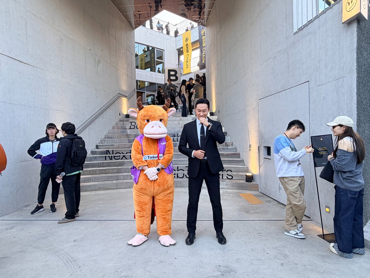 TurboFlow_xyz's tweet photo. POV: you gave the mascot too much responsibility at @BNBCHAIN Seoul 🇰🇷

Bull was literally everywhere. 🙌 https://t.co/DV3b31MblL