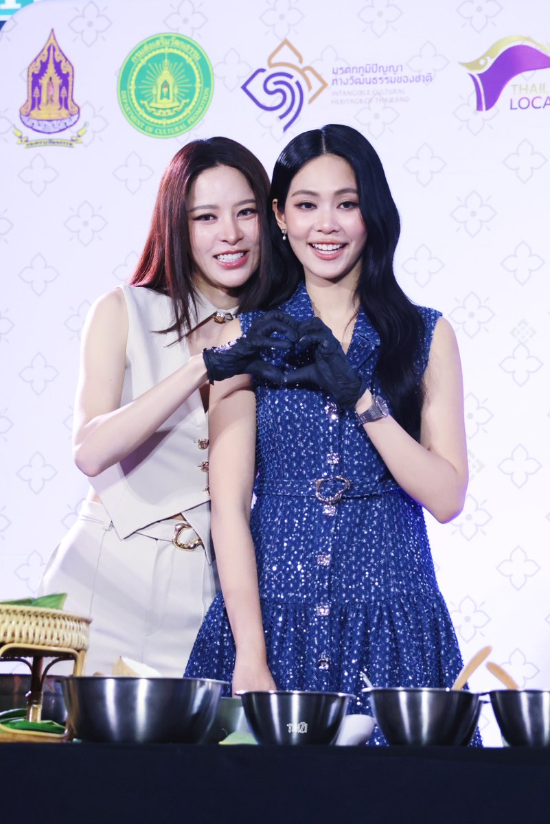 TAIZI6o6's tweet photo. 👧🏻 👧🏻 
 @Puinoonwrsr
@bintodes
THAI TASTE THAI FEST X PNB
#ไทยฟุ้งปรุงไทยxปุยนุ่นบิ๊นท์
#puinoonbint
#bintsireethorn
#puinoonwrs https://t.co/xg7RAd2IWp