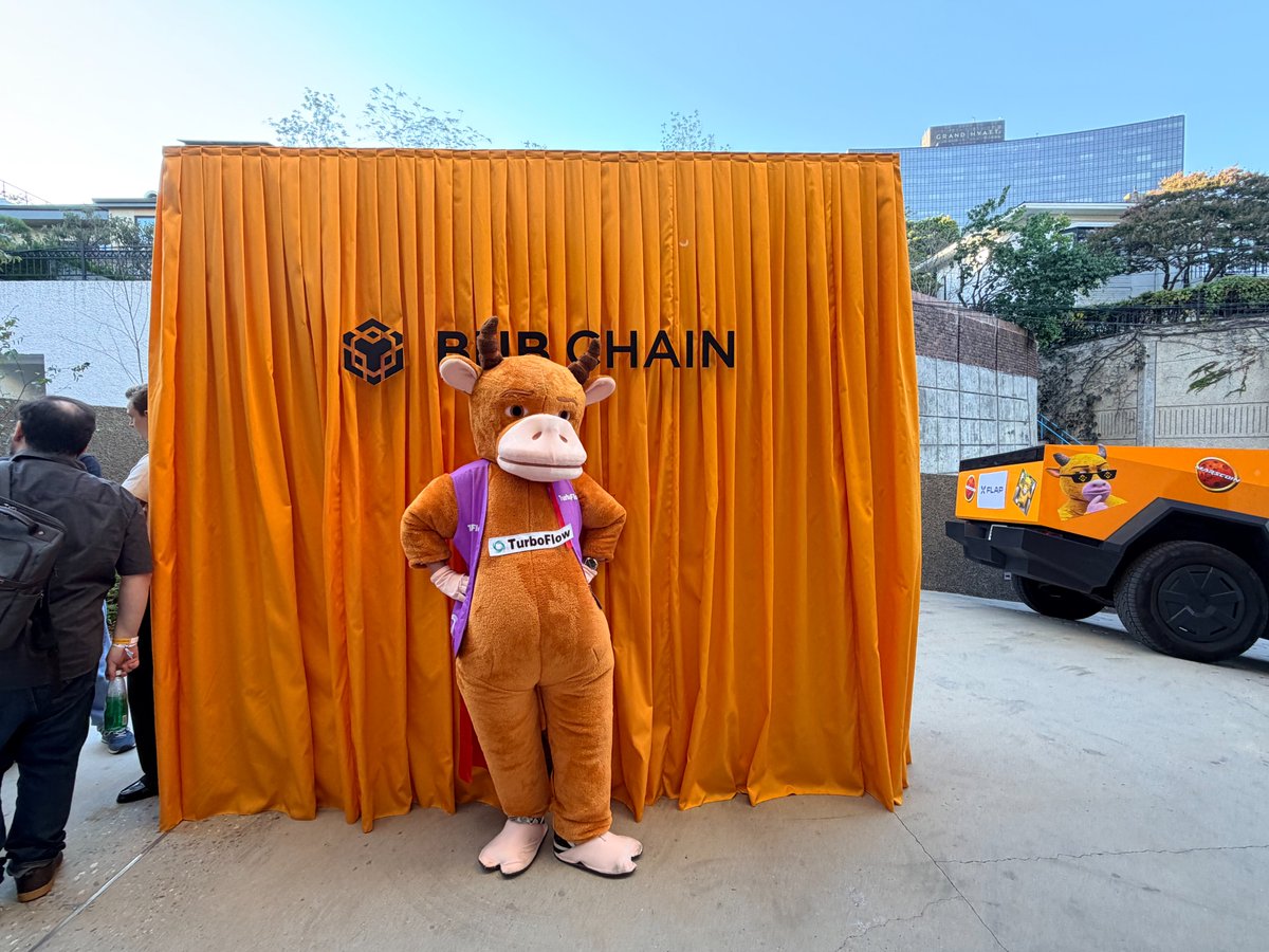 TurboFlow_xyz's tweet photo. POV: you gave the mascot too much responsibility at @BNBCHAIN Seoul 🇰🇷

Bull was literally everywhere. 🙌 https://t.co/DV3b31MblL