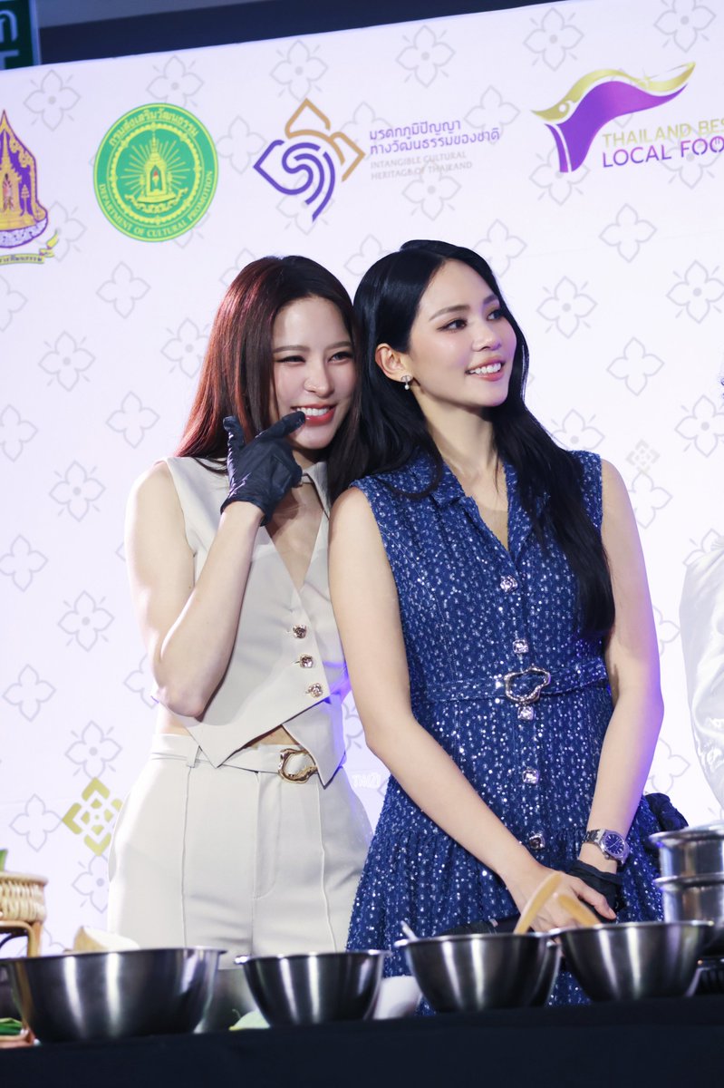 TAIZI6o6's tweet photo. 👧🏻 👧🏻 
 @Puinoonwrsr
@bintodes
THAI TASTE THAI FEST X PNB
#ไทยฟุ้งปรุงไทยxปุยนุ่นบิ๊นท์
#puinoonbint
#bintsireethorn
#puinoonwrs https://t.co/xg7RAd2IWp