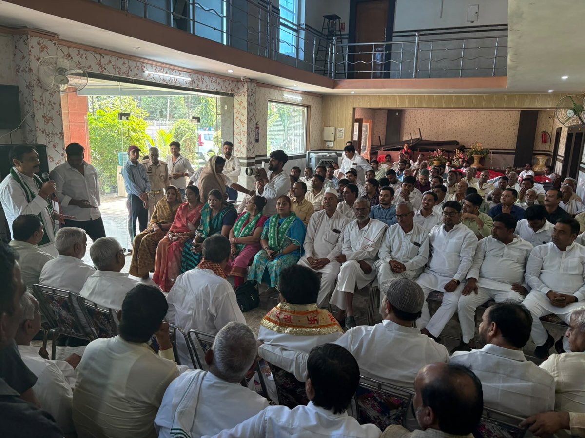 AgazKhan15's tweet photo. आज मथुरा में आगामी 12 अक्टूबर को फतेहपुर सीकरी, आगरा में आयोजित होने वाली “स्वाभिमान सभा” की तैयारियों को लेकर आयोजित बैठक में उपस्थित रहा।

बैठक के मुख्य अतिथि एवं सभा के प्रभारी पूर्व मंत्री माननीय @ManveerChikara जी से मुलाकात कर कार्यक्रम की तैयारियों पर चर्चा हुई! https://t.co/HKP3dAksZy
