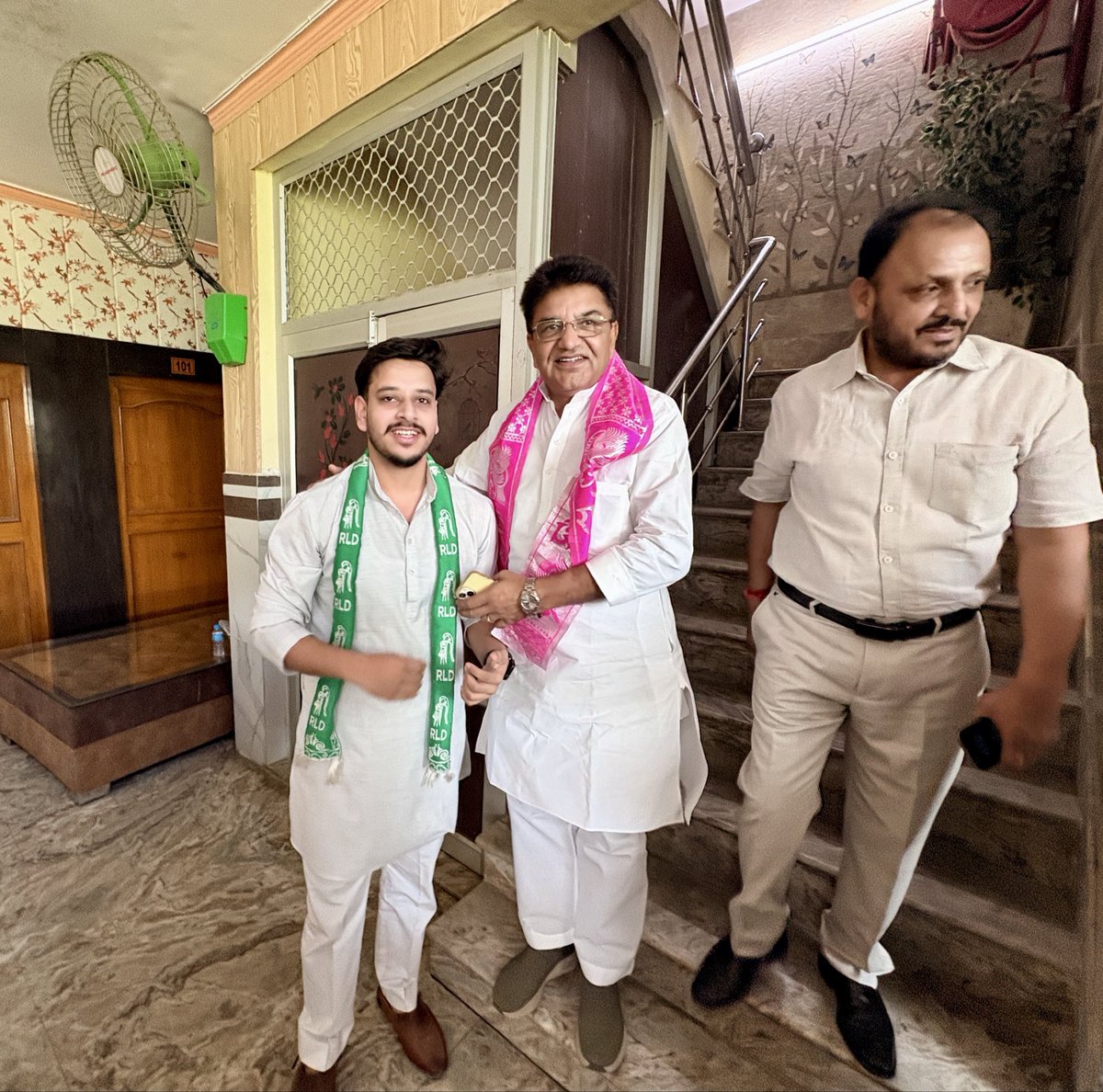AgazKhan15's tweet photo. आज मथुरा में आगामी 12 अक्टूबर को फतेहपुर सीकरी, आगरा में आयोजित होने वाली “स्वाभिमान सभा” की तैयारियों को लेकर आयोजित बैठक में उपस्थित रहा।

बैठक के मुख्य अतिथि एवं सभा के प्रभारी पूर्व मंत्री माननीय @ManveerChikara जी से मुलाकात कर कार्यक्रम की तैयारियों पर चर्चा हुई! https://t.co/HKP3dAksZy
