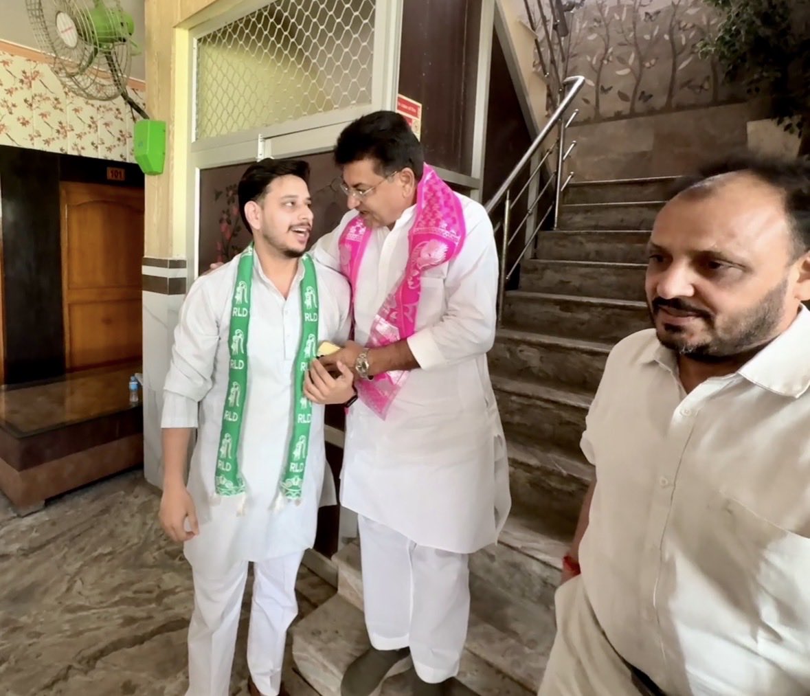 AgazKhan15's tweet photo. आज मथुरा में आगामी 12 अक्टूबर को फतेहपुर सीकरी, आगरा में आयोजित होने वाली “स्वाभिमान सभा” की तैयारियों को लेकर आयोजित बैठक में उपस्थित रहा।

बैठक के मुख्य अतिथि एवं सभा के प्रभारी पूर्व मंत्री माननीय @ManveerChikara जी से मुलाकात कर कार्यक्रम की तैयारियों पर चर्चा हुई! https://t.co/HKP3dAksZy