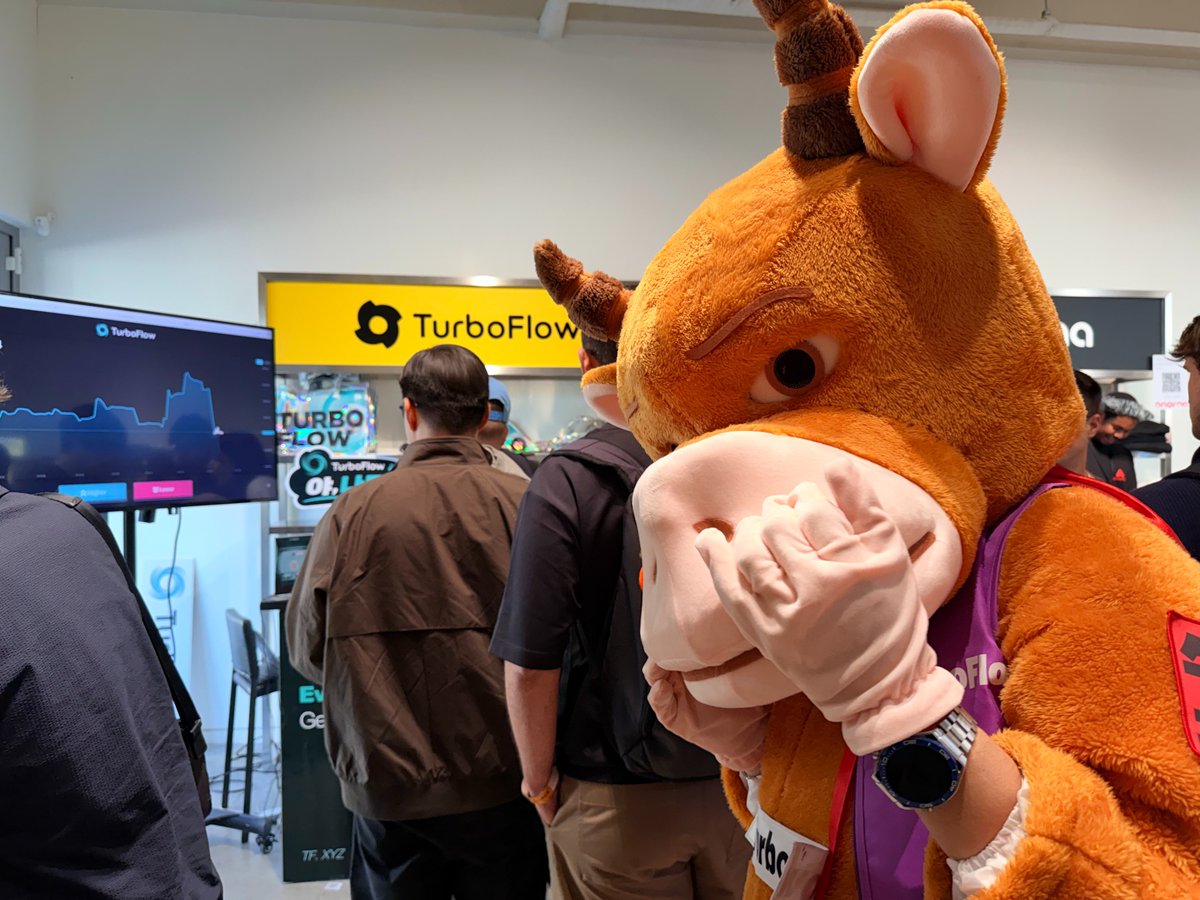 TurboFlow_xyz's tweet photo. POV: you gave the mascot too much responsibility at @BNBCHAIN Seoul 🇰🇷

Bull was literally everywhere. 🙌 https://t.co/DV3b31MblL