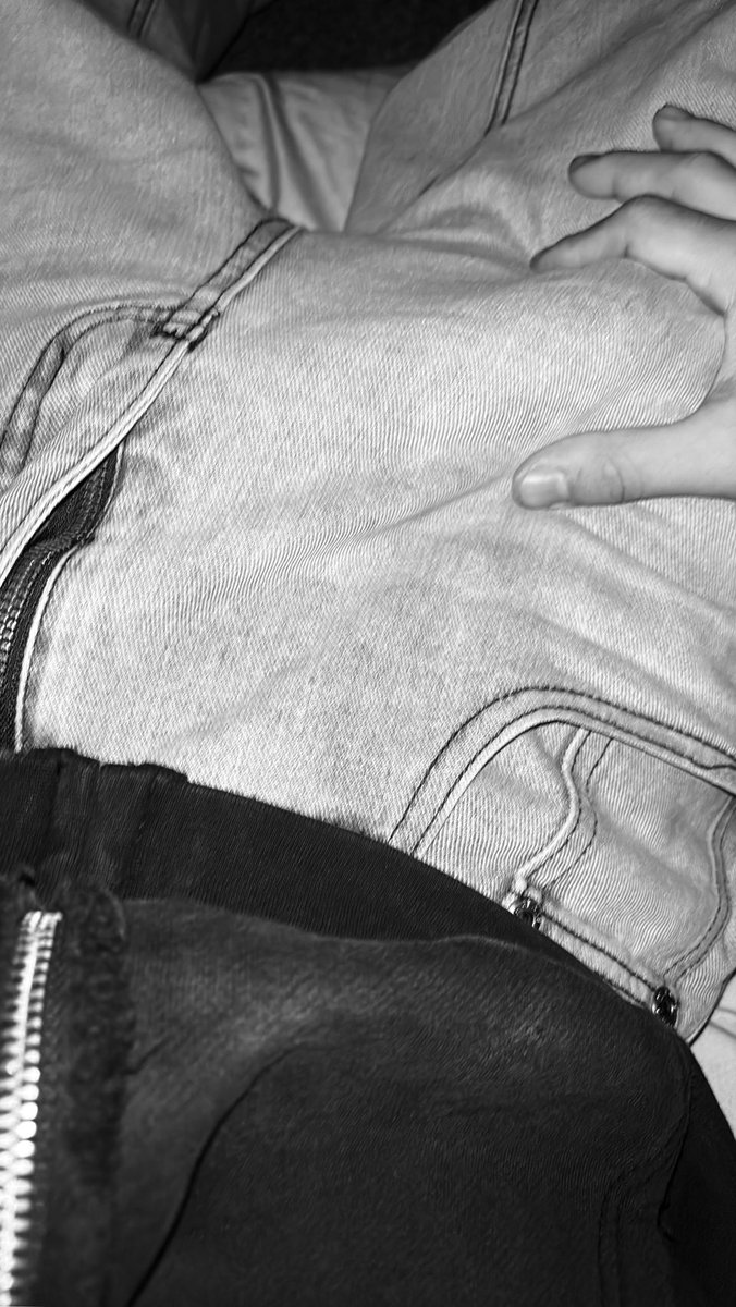 vestilate's tweet photo. Totally ai pic in jeans this time https://t.co/xFjxpBWBPV